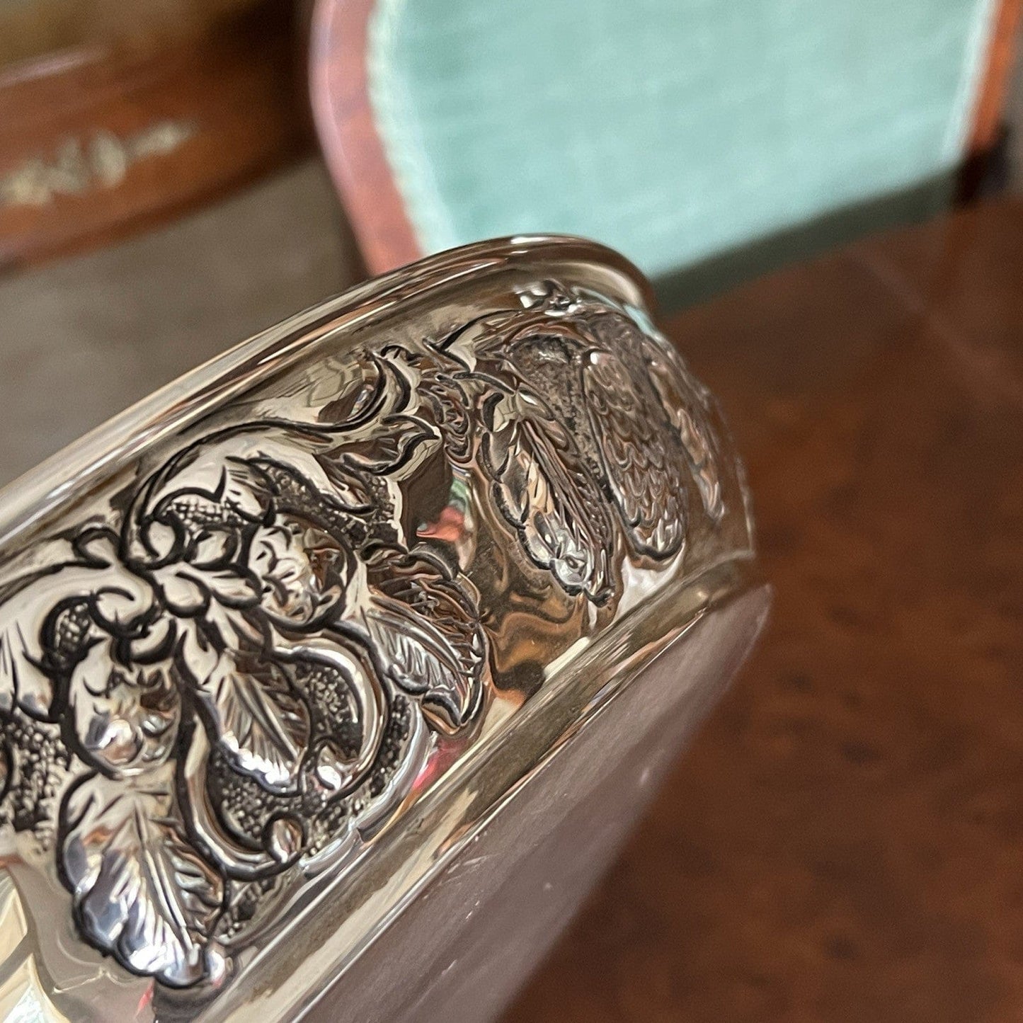 Grande Vassoio Rotondo in Argento Placcato Silver Plated in stile Antico Categoria  Sheffield & Argento