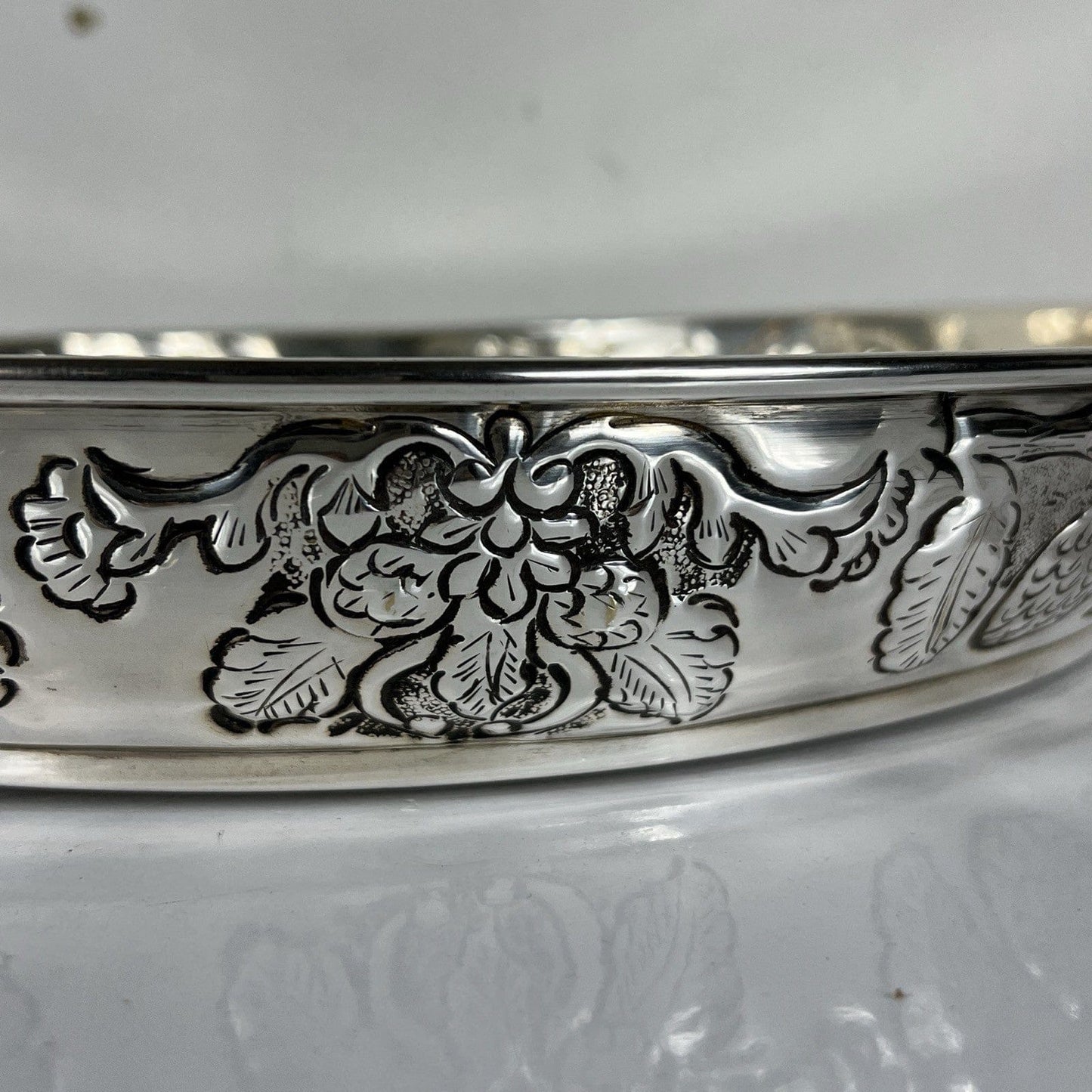 Grande Vassoio Rotondo in Argento Placcato Silver Plated in stile Antico Categoria  Sheffield & Argento