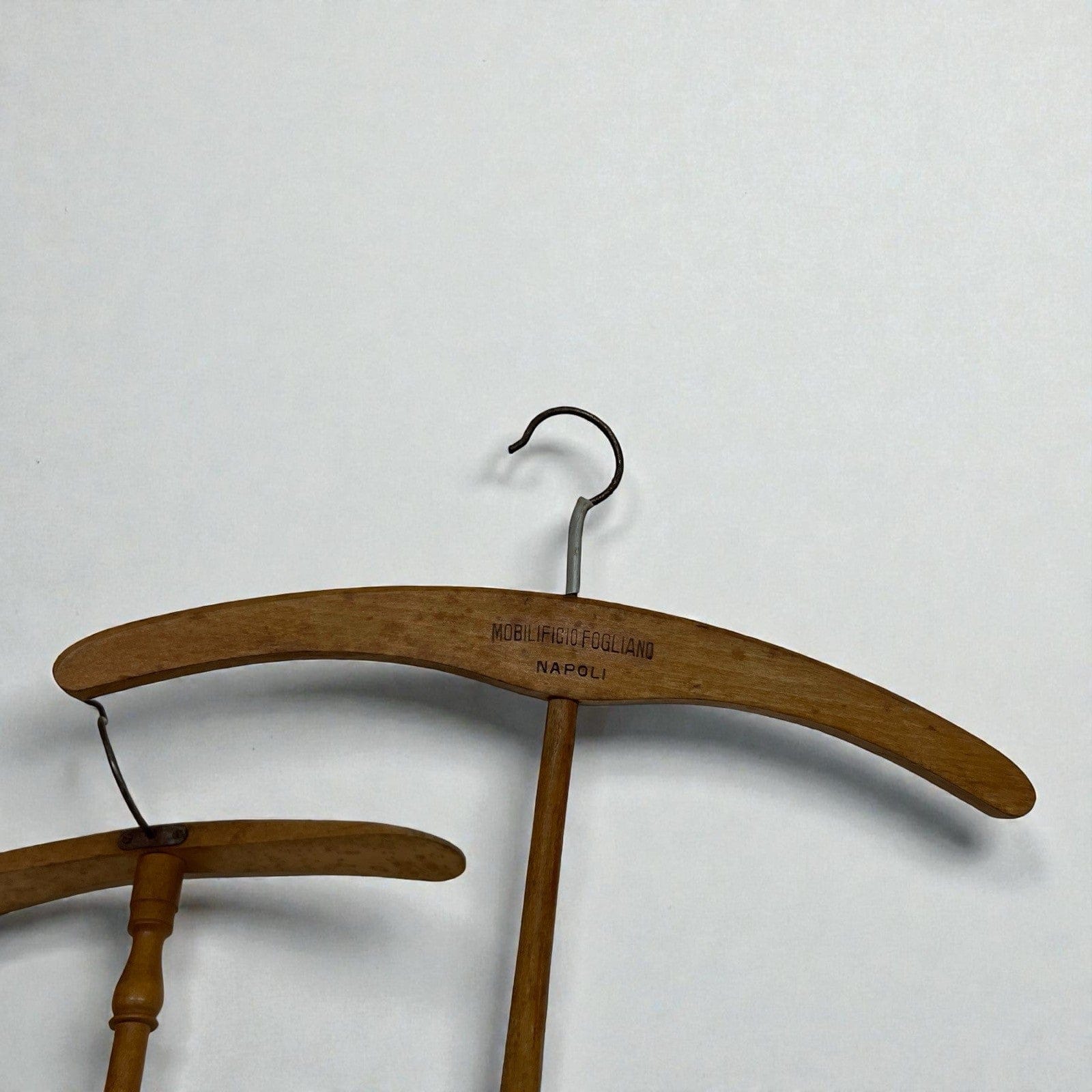 Grucce appendiabiti vintage antiche in legno Stampelle per Armadio Vetrina due Categoria  Vintage