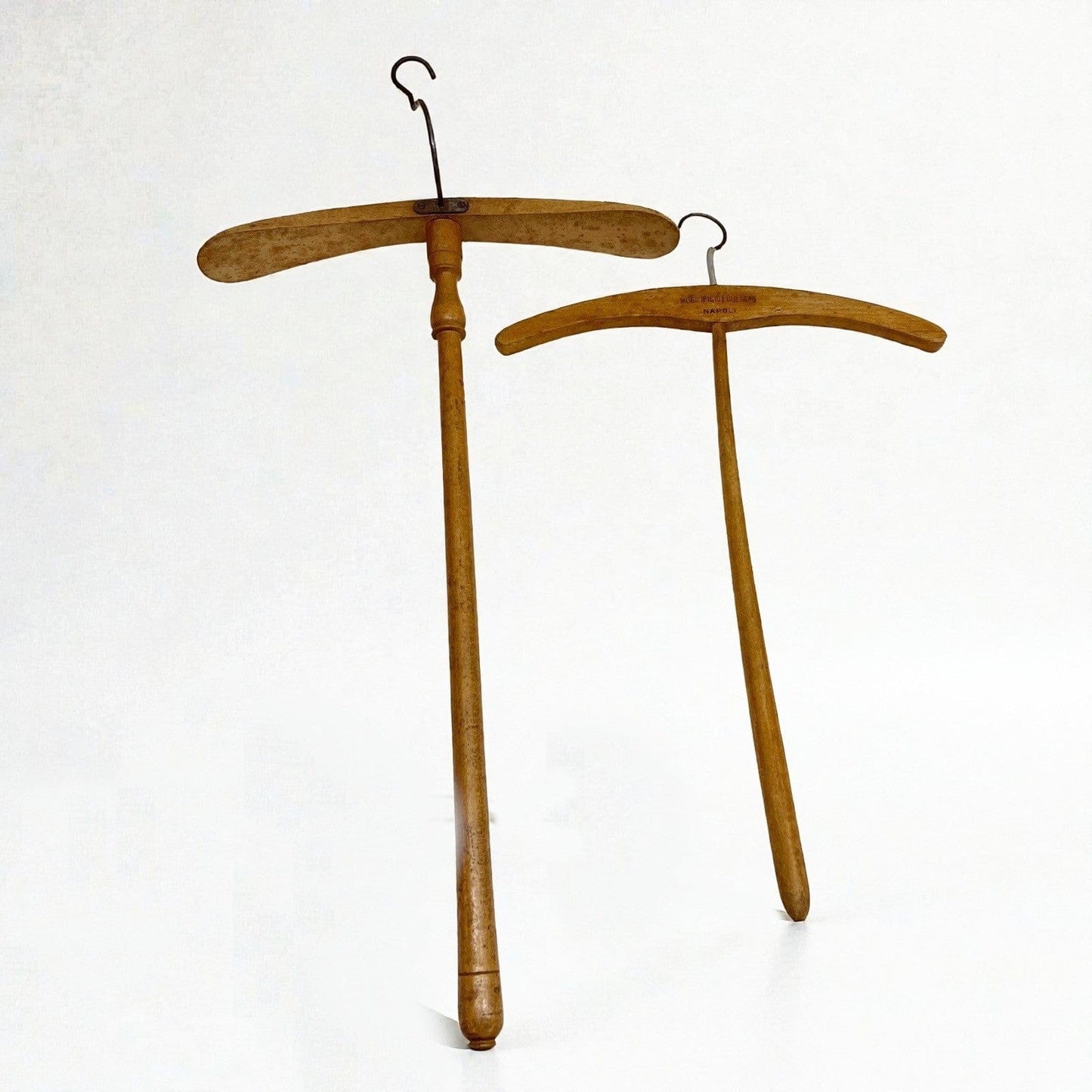 Grucce appendiabiti vintage antiche in legno Stampelle per Armadio Vetrina due Categoria  Vintage