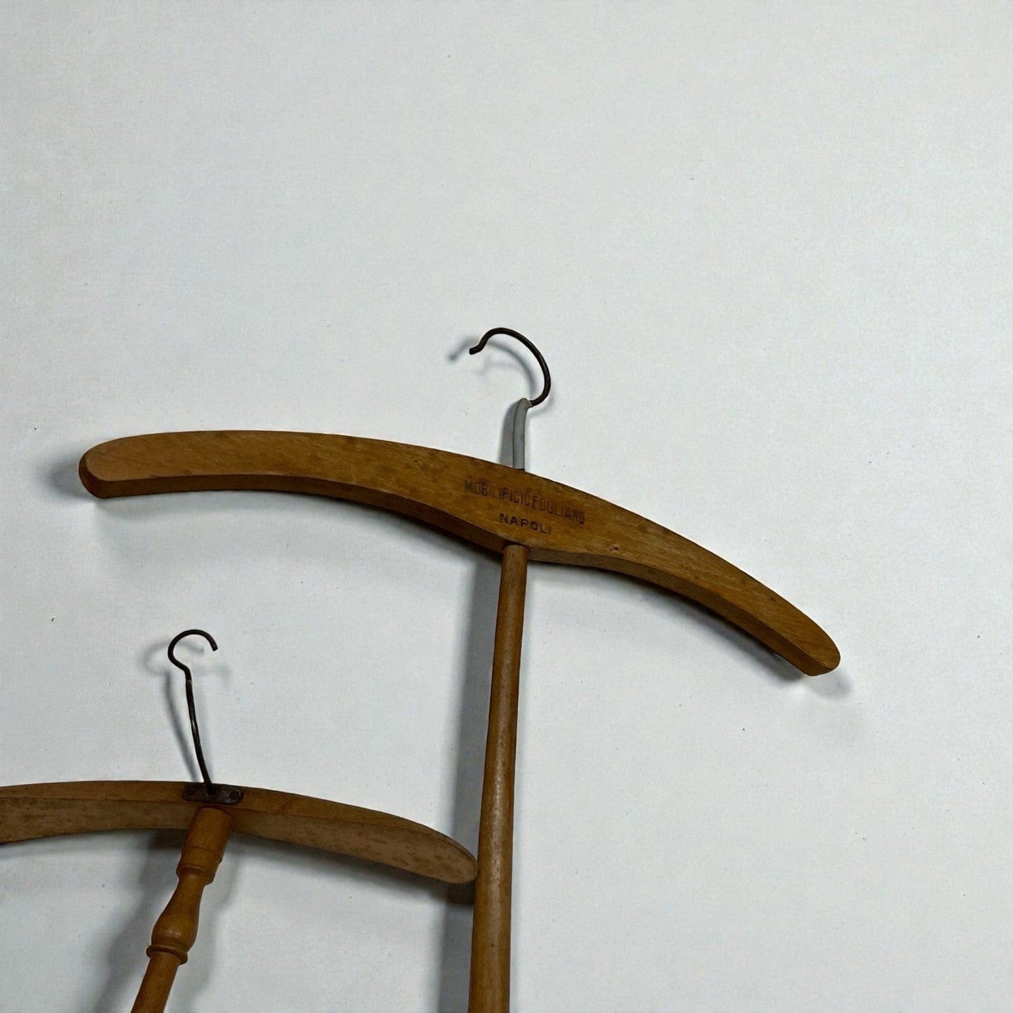 Grucce appendiabiti vintage antiche in legno Stampelle per Armadio Vetrina due Categoria  Vintage