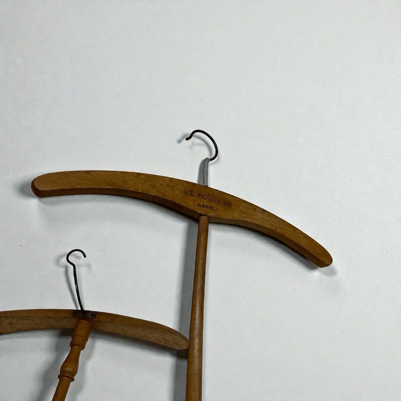Grucce appendiabiti vintage antiche in legno Stampelle per Armadio Vetrina due Categoria  Vintage