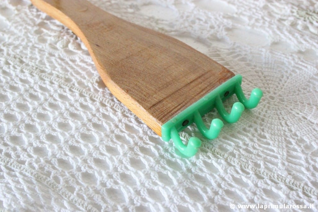 GRUCCIA VINTAGE IN LEGNO E PLASTICA  APPENDINO X GONNE VINTAGE SKIRTS CRUTCH Categoria  Vintage