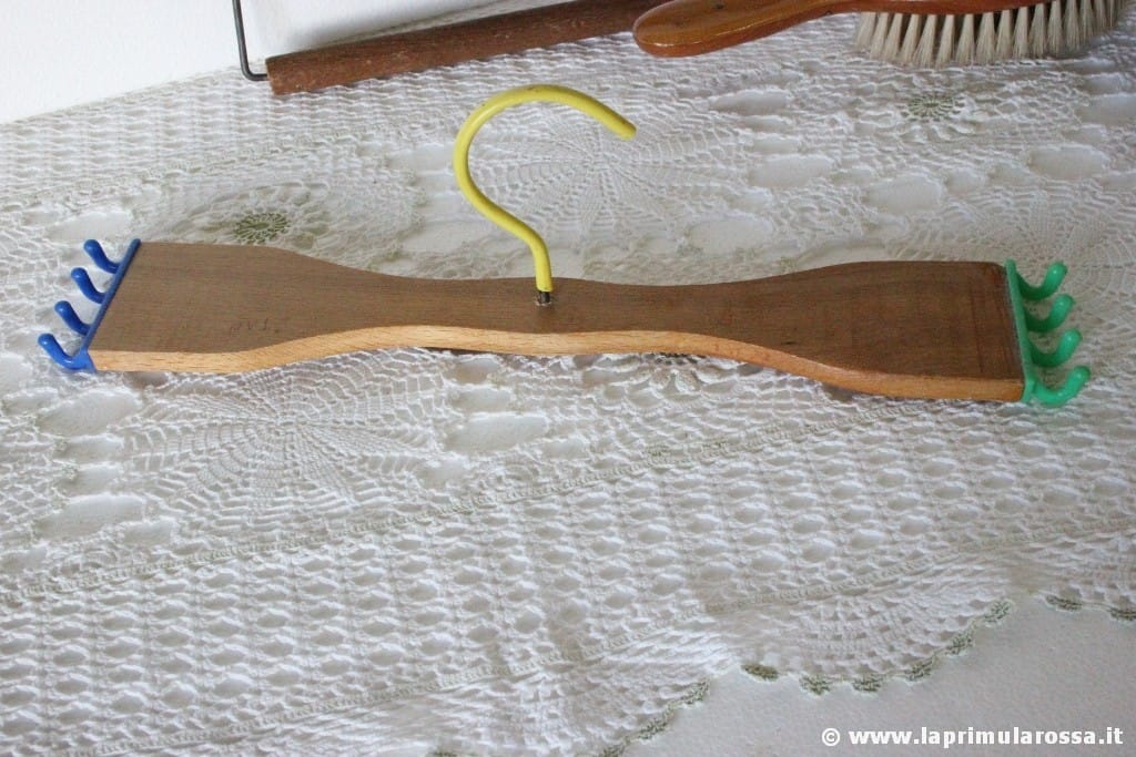 GRUCCIA VINTAGE IN LEGNO E PLASTICA  APPENDINO X GONNE VINTAGE SKIRTS CRUTCH Categoria  Vintage