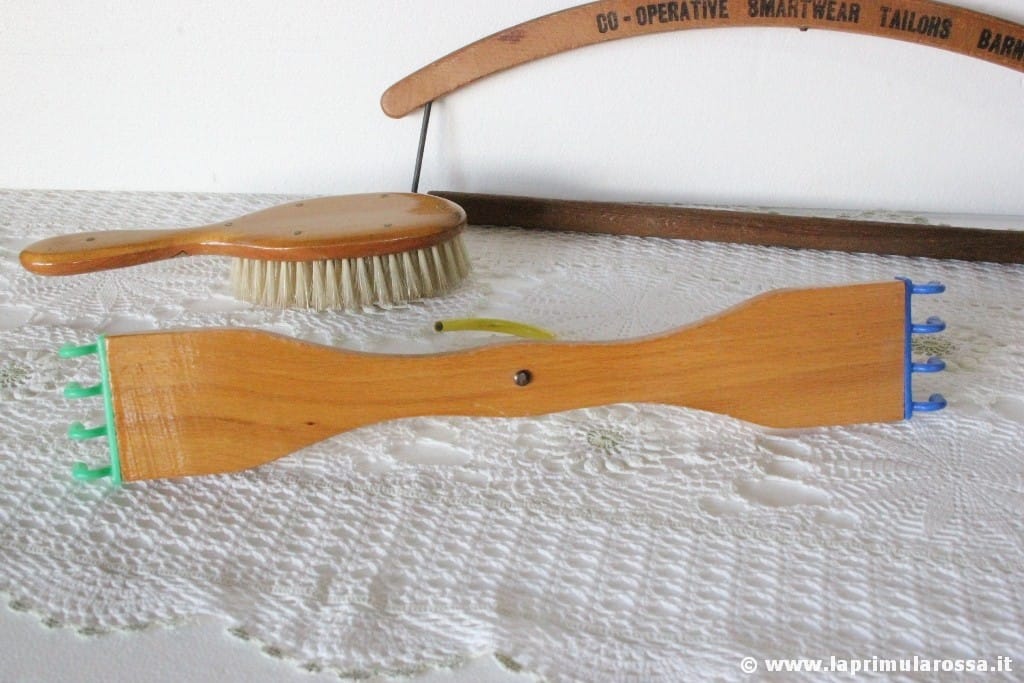 GRUCCIA VINTAGE IN LEGNO E PLASTICA  APPENDINO X GONNE VINTAGE SKIRTS CRUTCH Categoria  Vintage