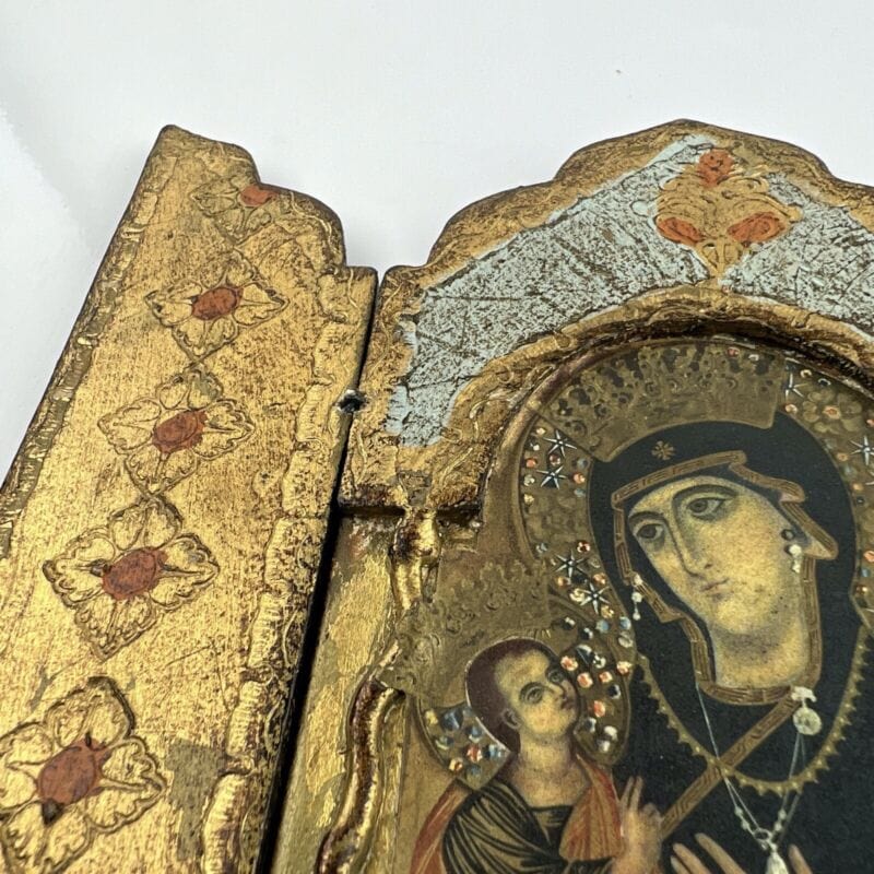 Icona antica religiosa sacra in legno dorato Madonna con il Bambino trittico XII Categoria  Oggetti sacri - rosari