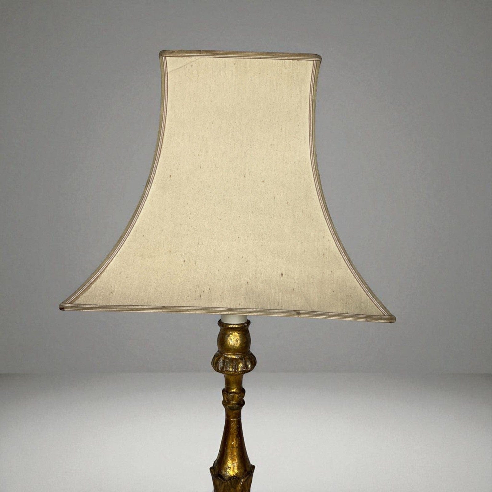 Lampada antica da tavolo in legno dorato oro Lume  Candeliere epoca '800 Categoria  Lampade Appliques