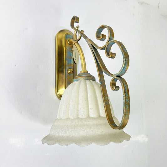 Lampada da parete applique in Ferro ottone Stile Antico Liberty Vetro satinato Categoria  Lampade Appliques