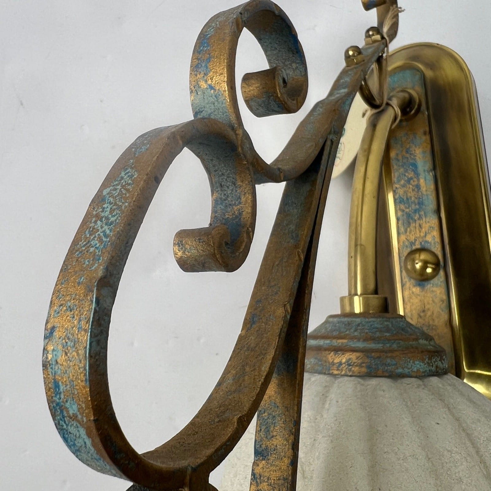 Lampada da parete applique in Ferro ottone Stile Antico Liberty Vetro satinato Categoria  Lampade Appliques