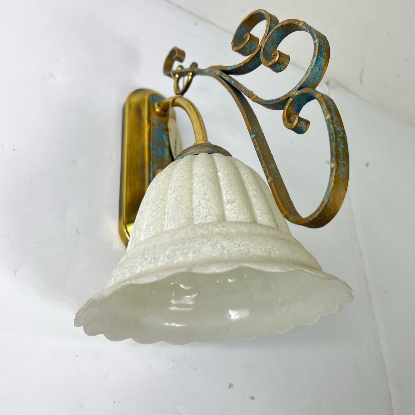 Lampada da parete applique in Ferro ottone Stile Antico Liberty Vetro satinato Categoria  Lampade Appliques