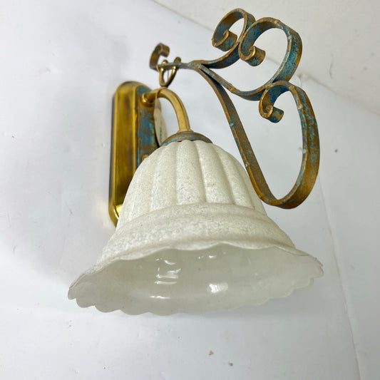 Lampada da parete applique in Ferro ottone Stile Antico Liberty Vetro satinato Categoria  Lampade Appliques