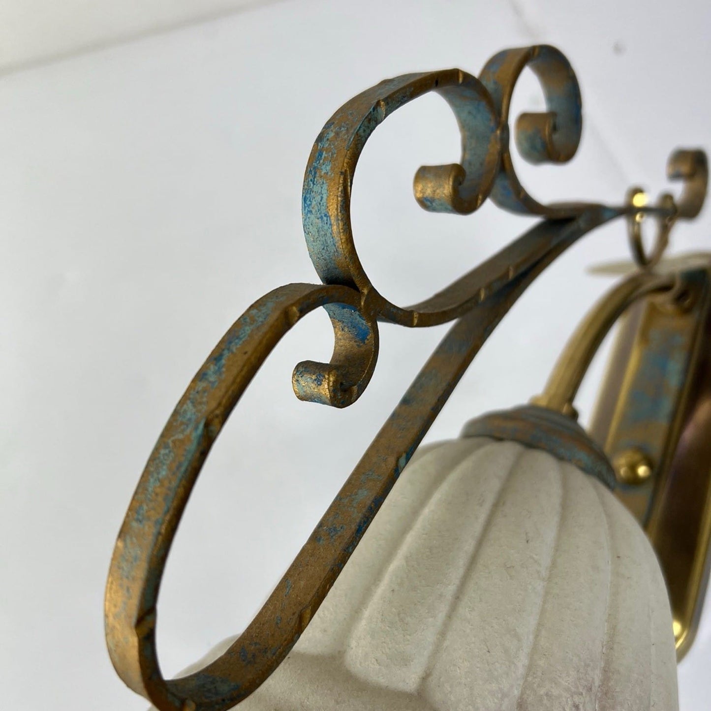 Lampada da parete applique in Ferro ottone Stile Antico Liberty Vetro satinato Categoria  Lampade Appliques