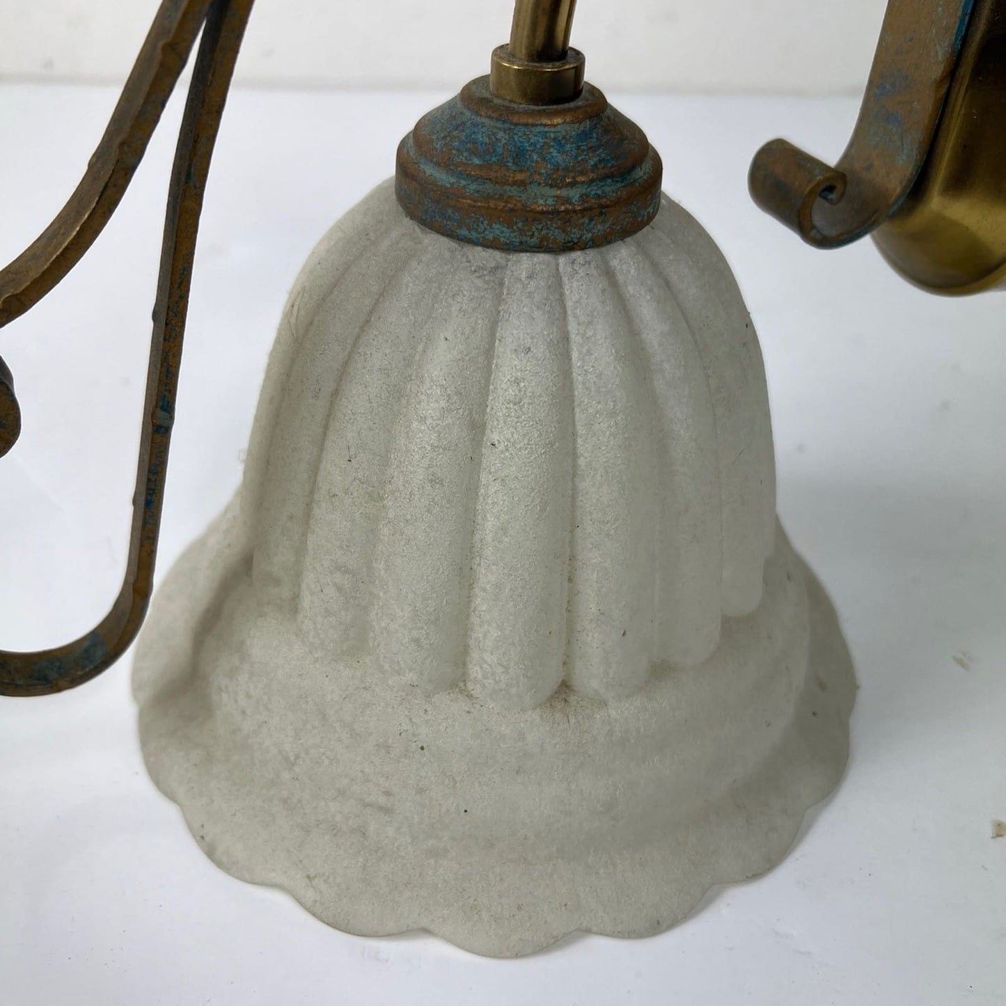 Lampada da parete applique in Ferro ottone Stile Antico Liberty Vetro satinato Categoria  Lampade Appliques