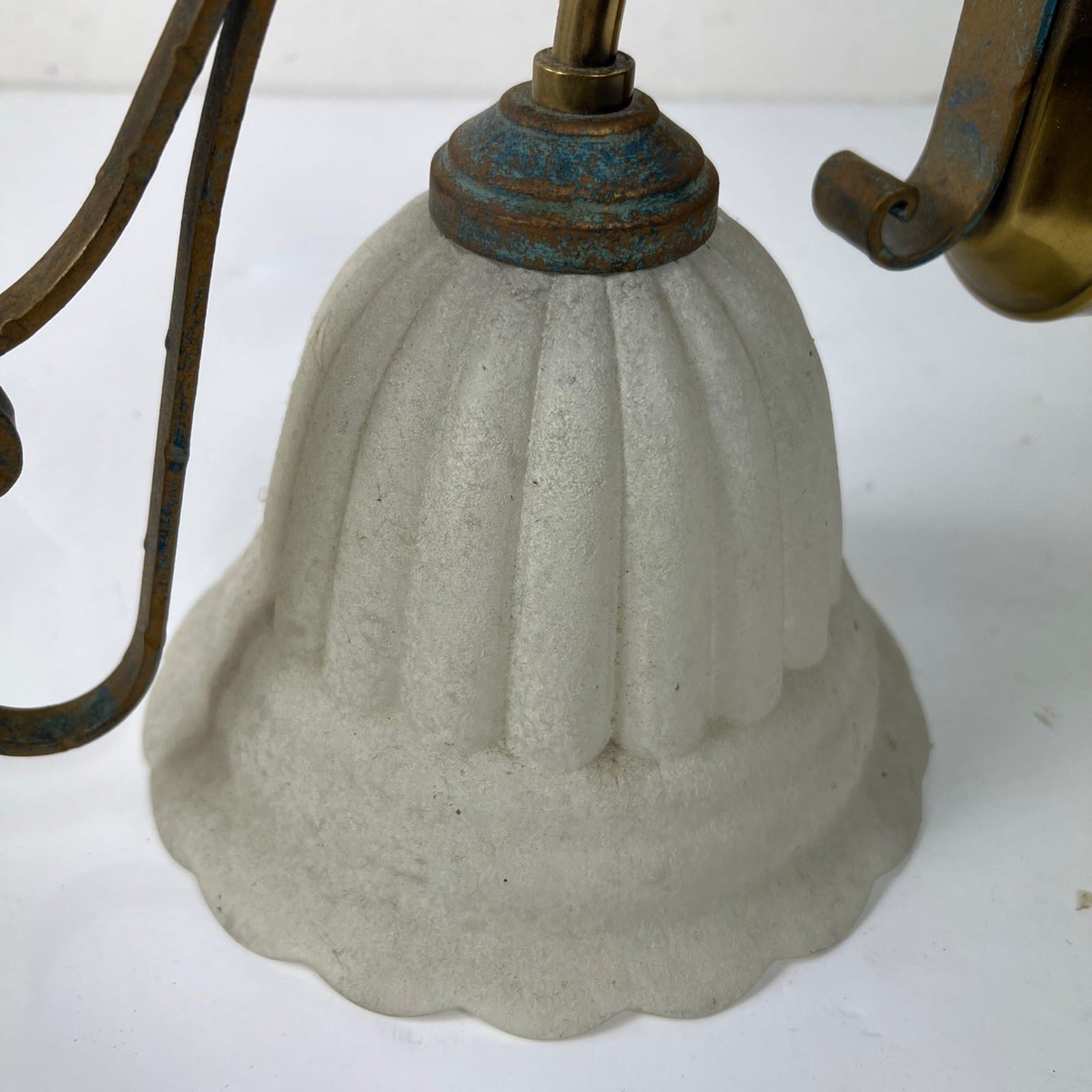 Lampada da parete applique in Ferro ottone Stile Antico Liberty Vetro satinato Categoria  Lampade Appliques