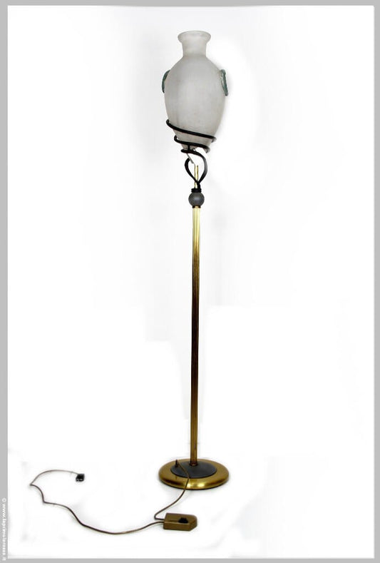 LAMPADA DA TERRA VINTAGE IN OTTONE FERRO ANFORA IN VETRO SATINATO VASO H 182 Categoria  Lampade Appliques