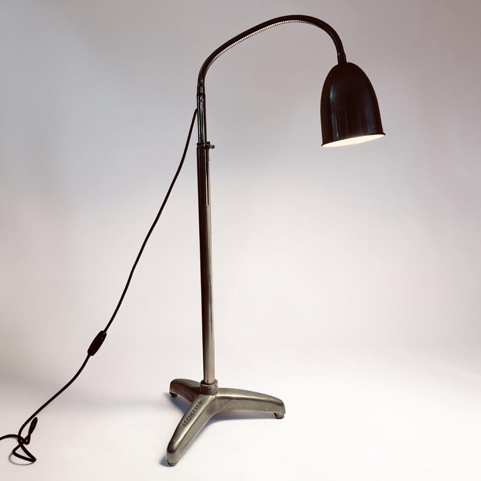 Lampada di Modernariato da terra per Studio Medico in metallo anni 50 invernizzi Categoria  Lampade Appliques