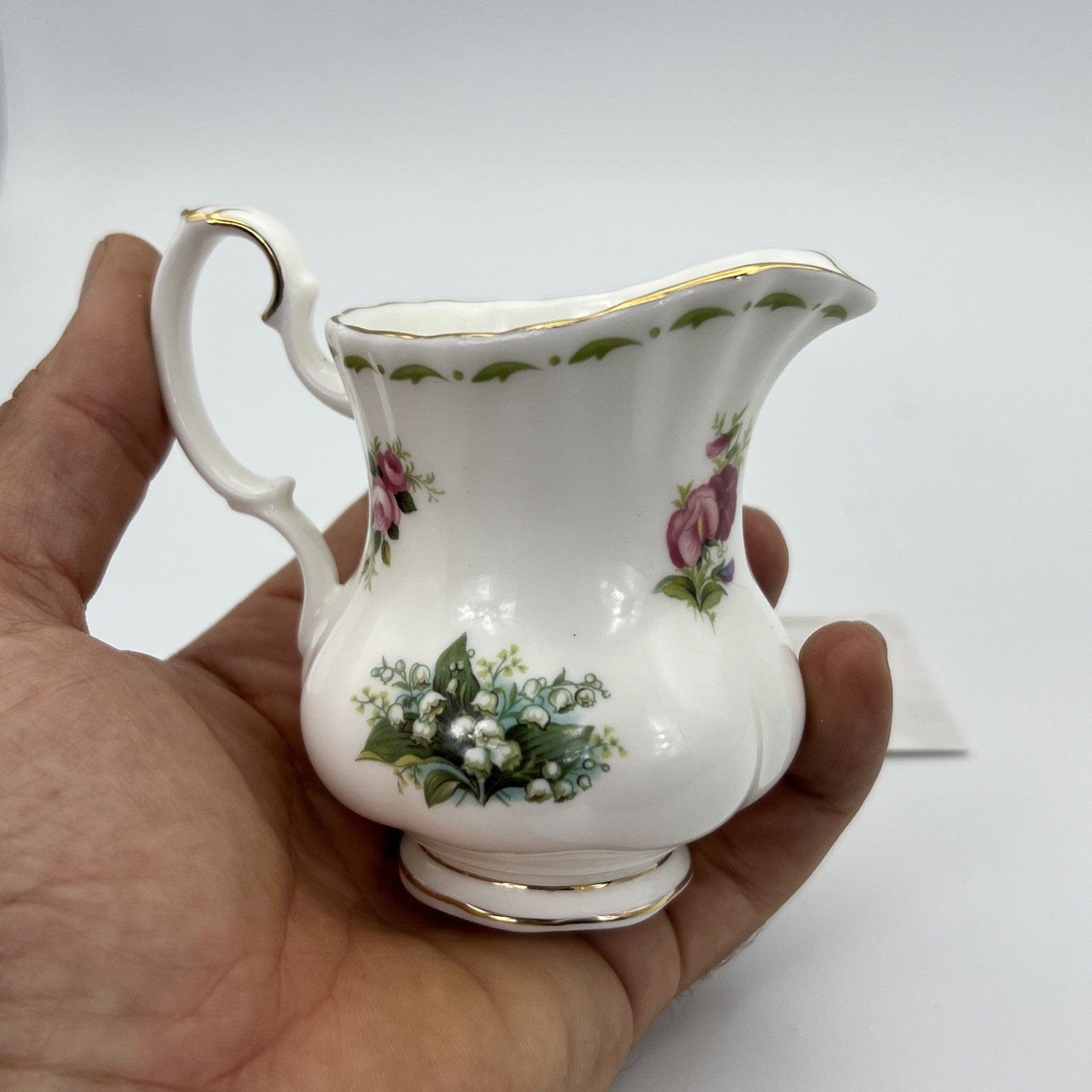 Lattiera in porcellana Royal Albert bricco latte con mesi Flower Of the Month Categoria  Servizio tazze - Tazze