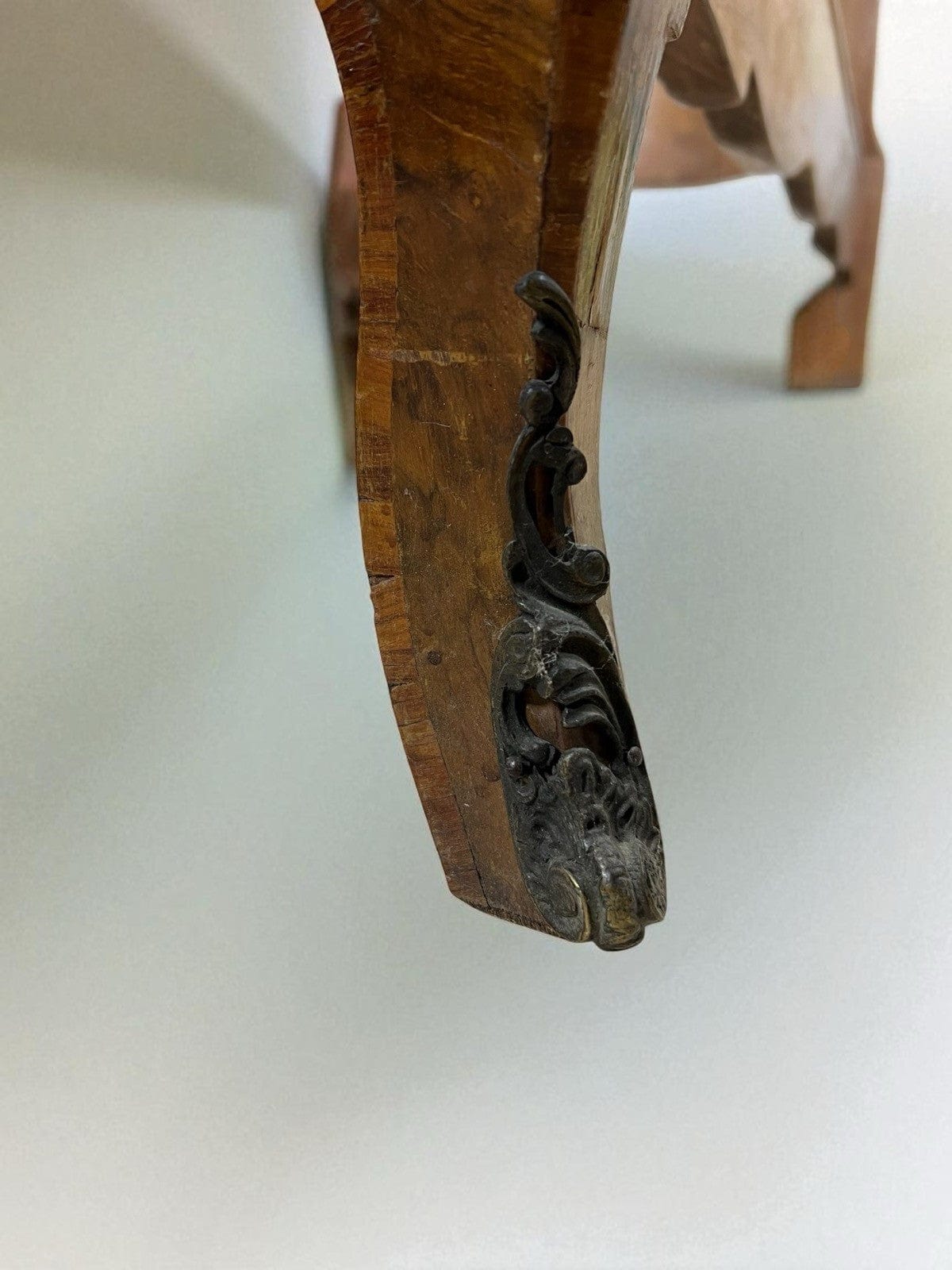 Letto singolo in legno Antico stile barocco Legno di Noce intarsiato epoca ' 900 Categoria  Letti & Testate