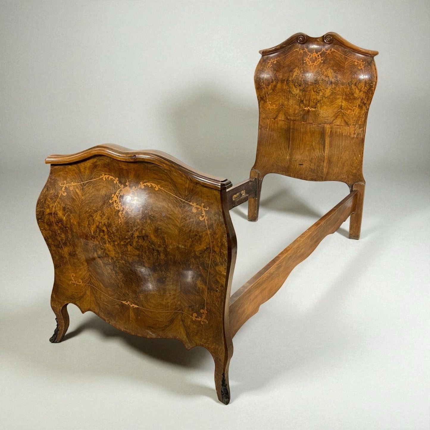 Letto singolo in legno Antico stile barocco Legno di Noce intarsiato epoca ' 900 Categoria  Letti & Testate