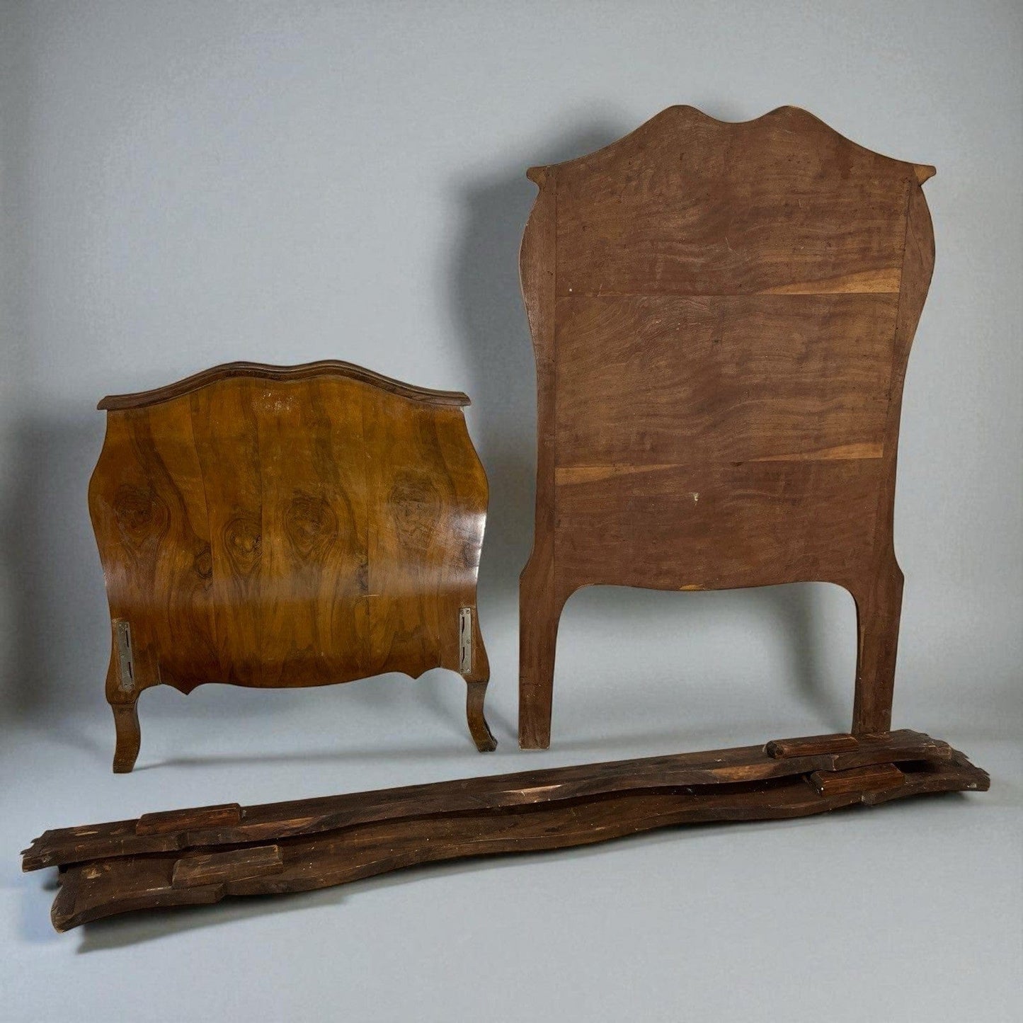 Letto singolo in legno Antico stile barocco Legno di Noce intarsiato epoca ' 900 Categoria  Letti & Testate