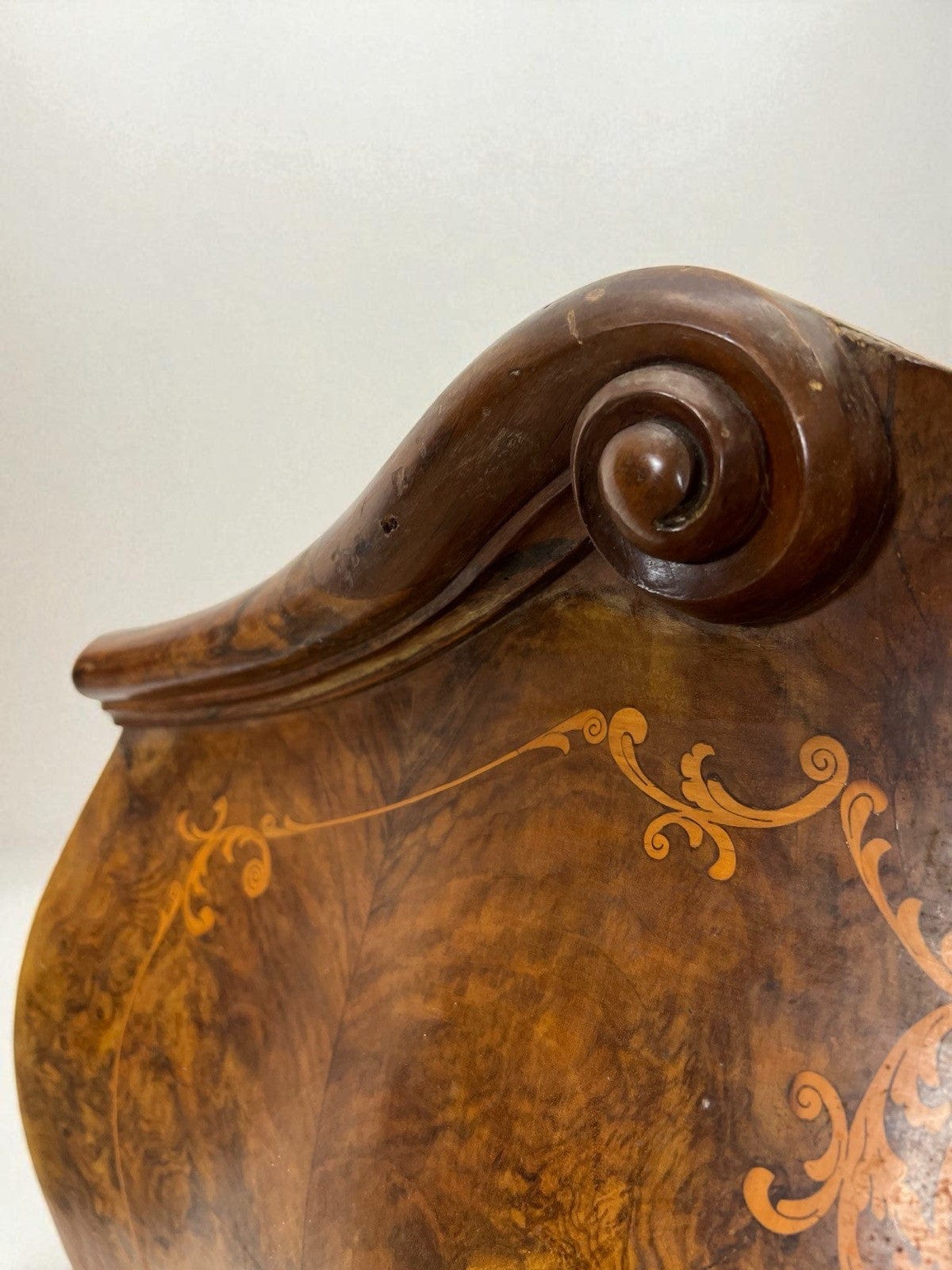 Letto singolo in legno Antico stile barocco Legno di Noce intarsiato epoca ' 900 Categoria  Letti & Testate