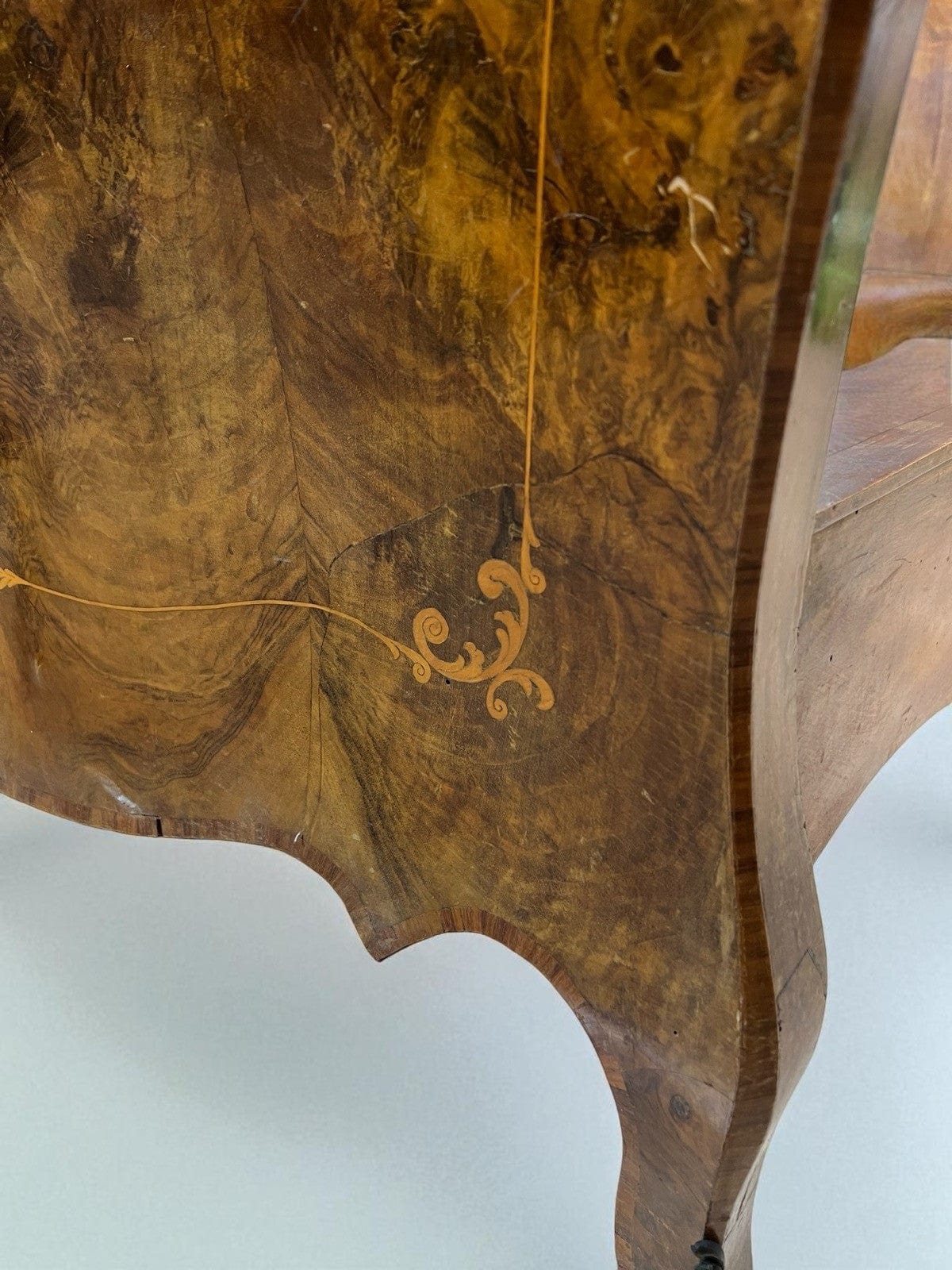 Letto singolo in legno Antico stile barocco Legno di Noce intarsiato epoca ' 900 Categoria  Letti & Testate