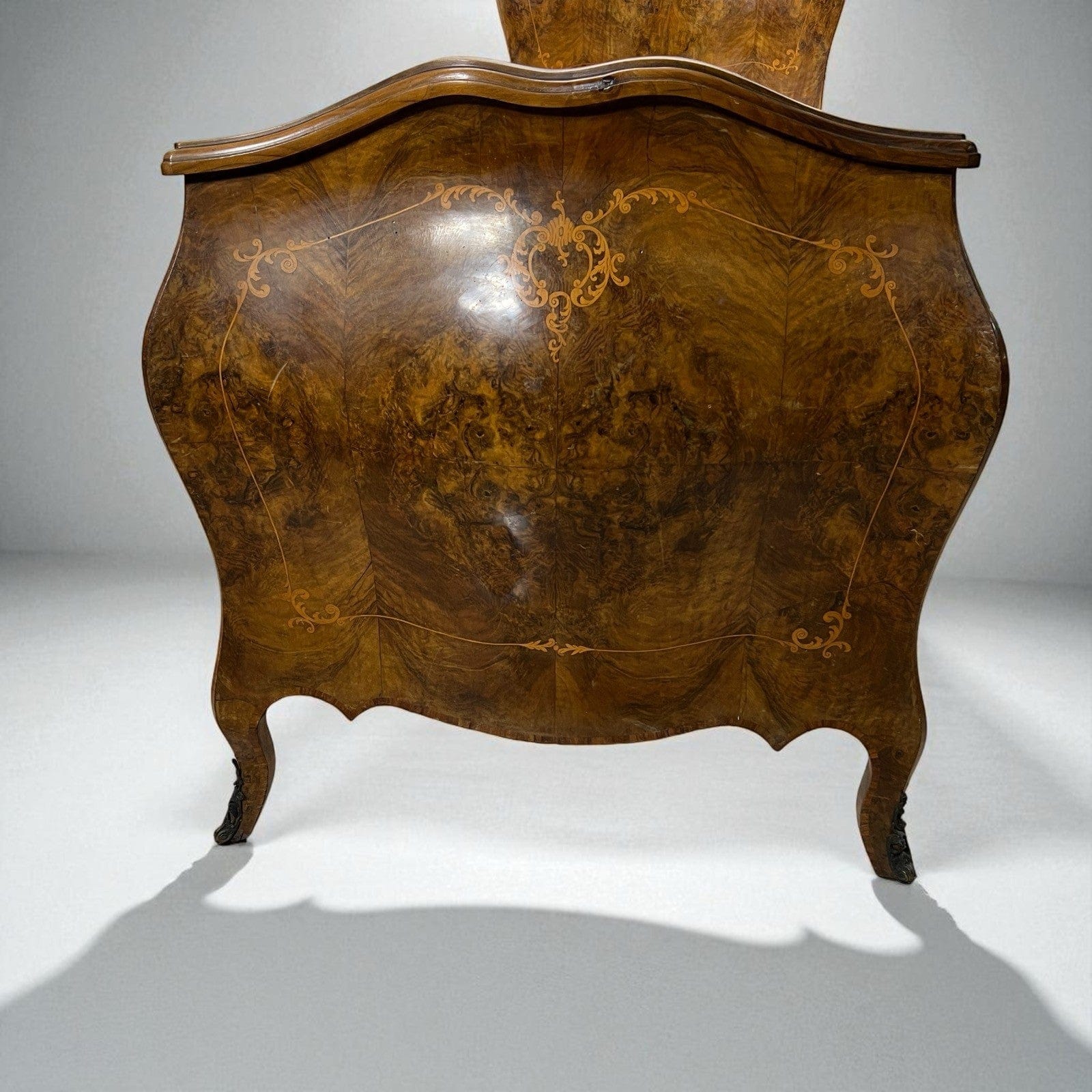 Letto singolo in legno Antico stile barocco Legno di Noce intarsiato epoca ' 900 Categoria  Letti & Testate