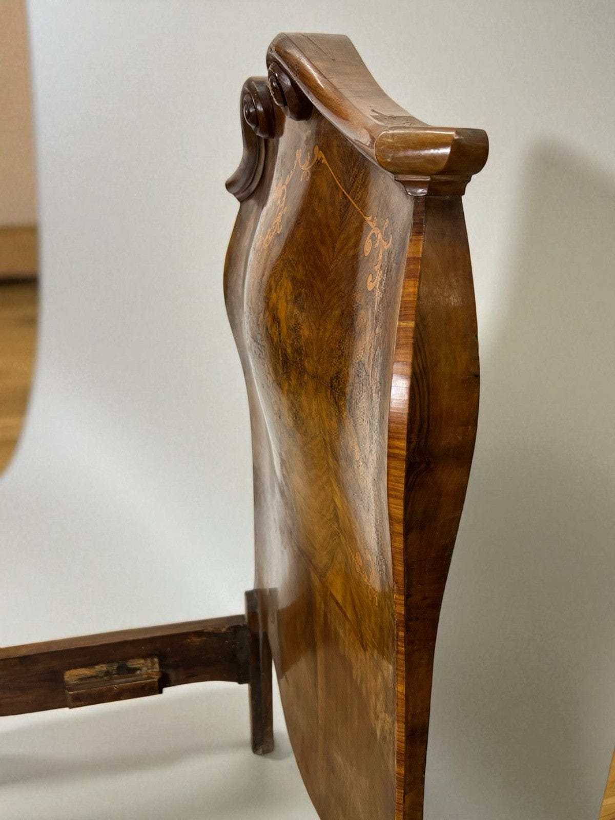 Letto singolo in legno Antico stile barocco Legno di Noce intarsiato epoca ' 900 Categoria  Letti & Testate