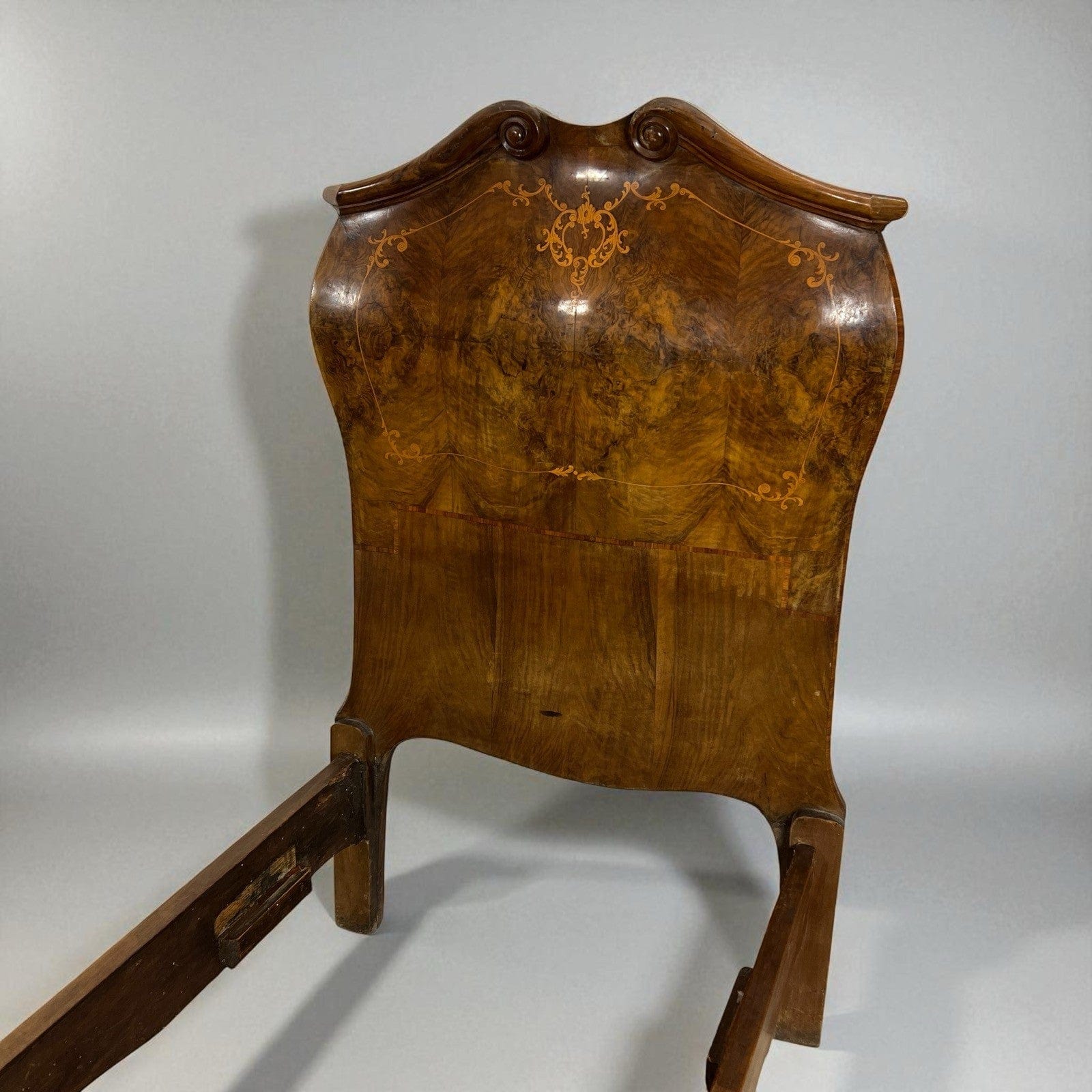 Letto singolo in legno Antico stile barocco Legno di Noce intarsiato epoca ' 900 Categoria  Letti & Testate