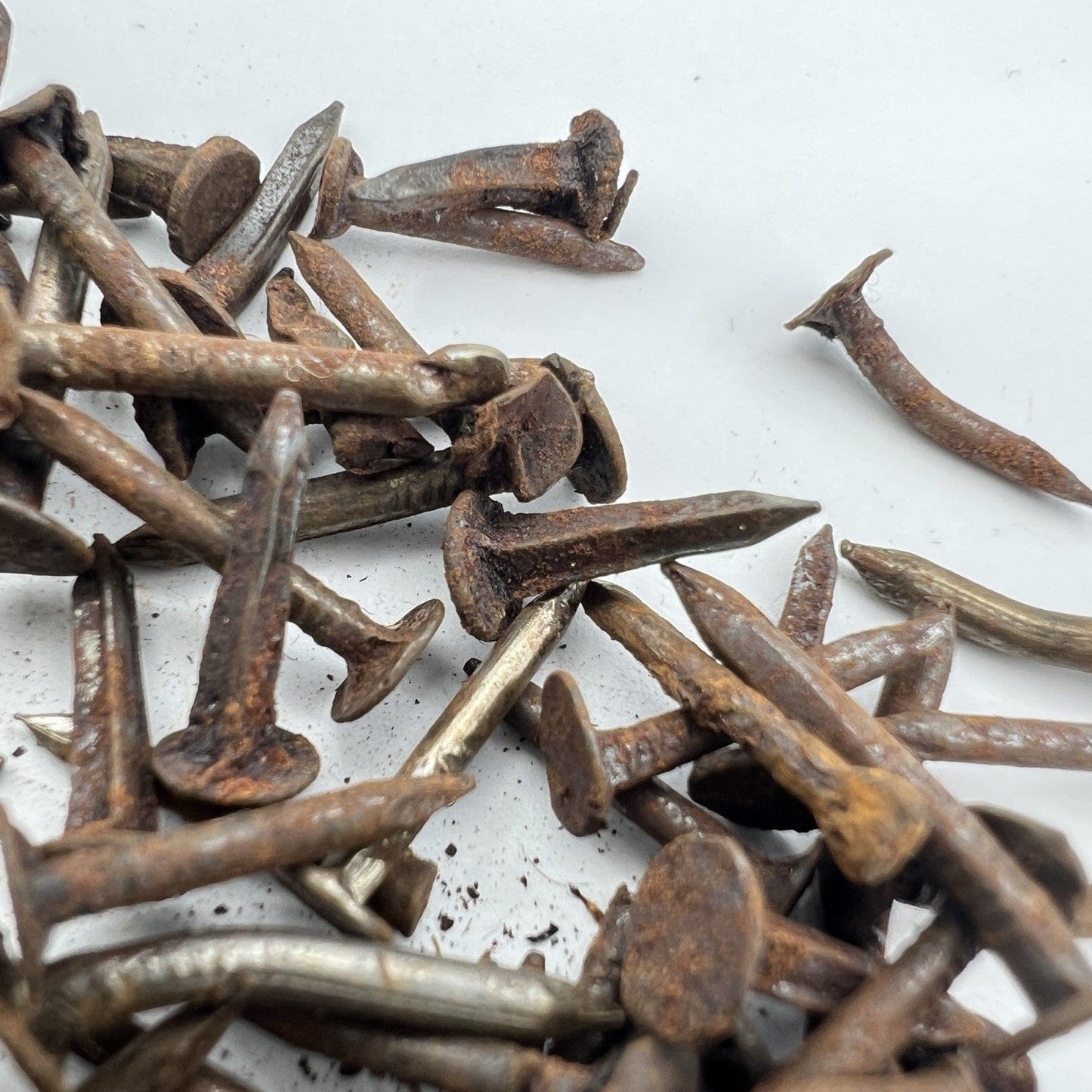 Lotto 100 chiodi antichi in ferro Misti forgiati vecchi chiodini per restauro Categoria  Accessori & Ferramenta d'epoca
