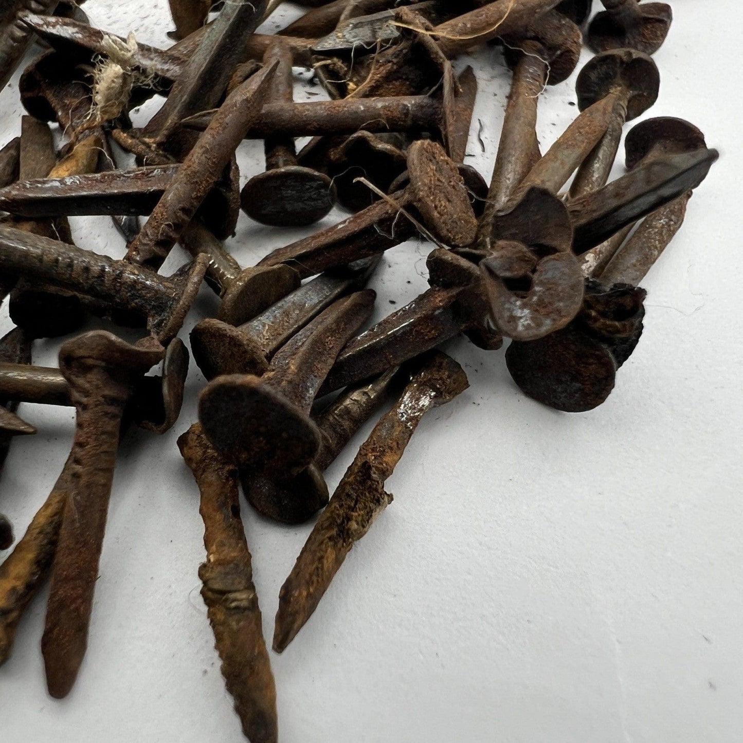 Lotto 100 chiodi antichi in ferro Misti forgiati vecchi chiodini per restauro Categoria  Accessori & Ferramenta d'epoca