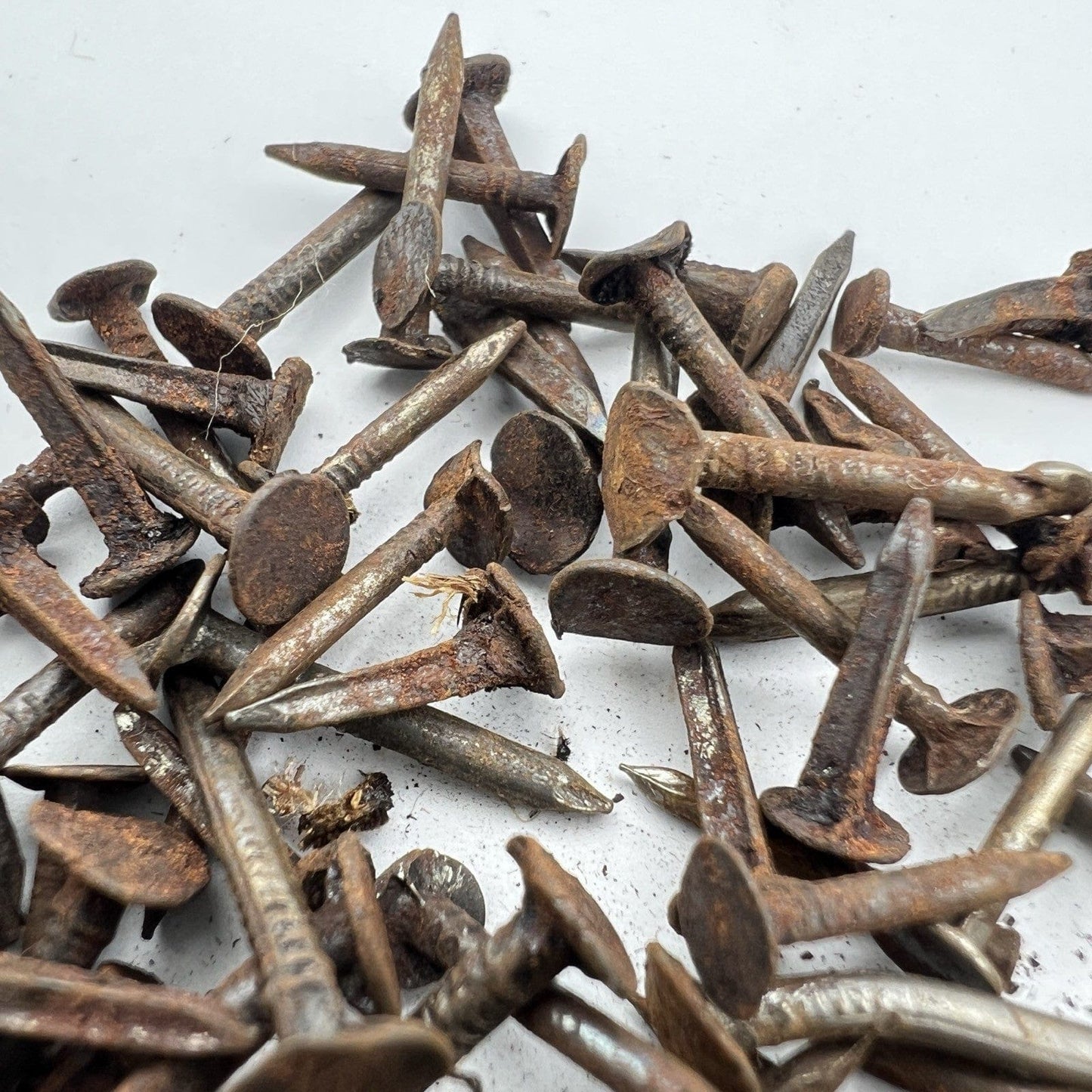 Lotto 100 chiodi antichi in ferro Misti forgiati vecchi chiodini per restauro Categoria  Accessori & Ferramenta d'epoca