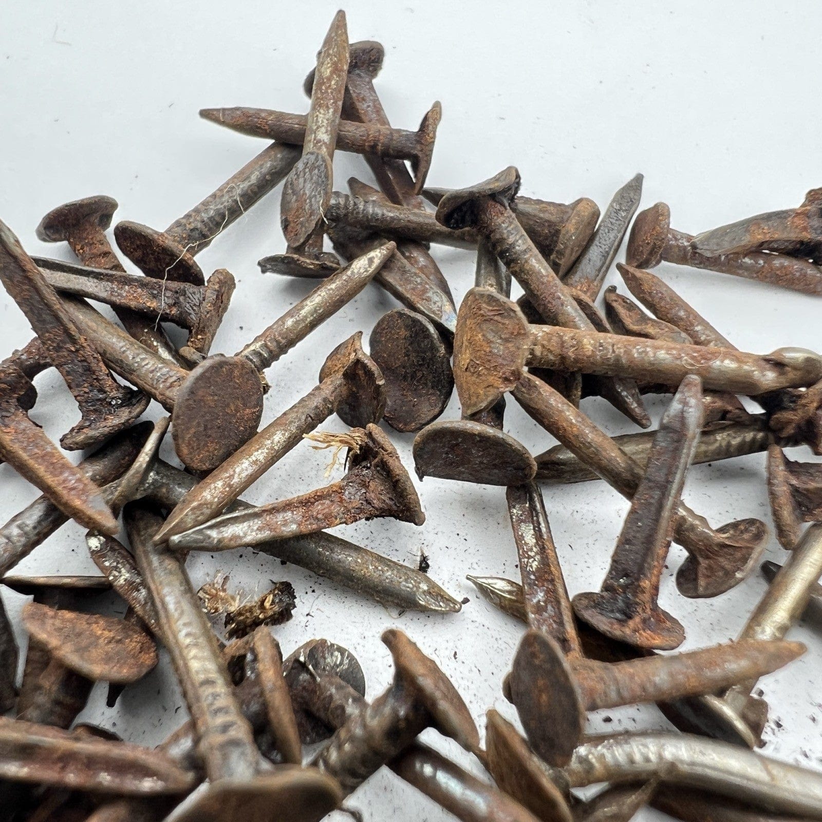 Lotto 100 chiodi antichi in ferro Misti forgiati vecchi chiodini per restauro Categoria  Accessori & Ferramenta d'epoca