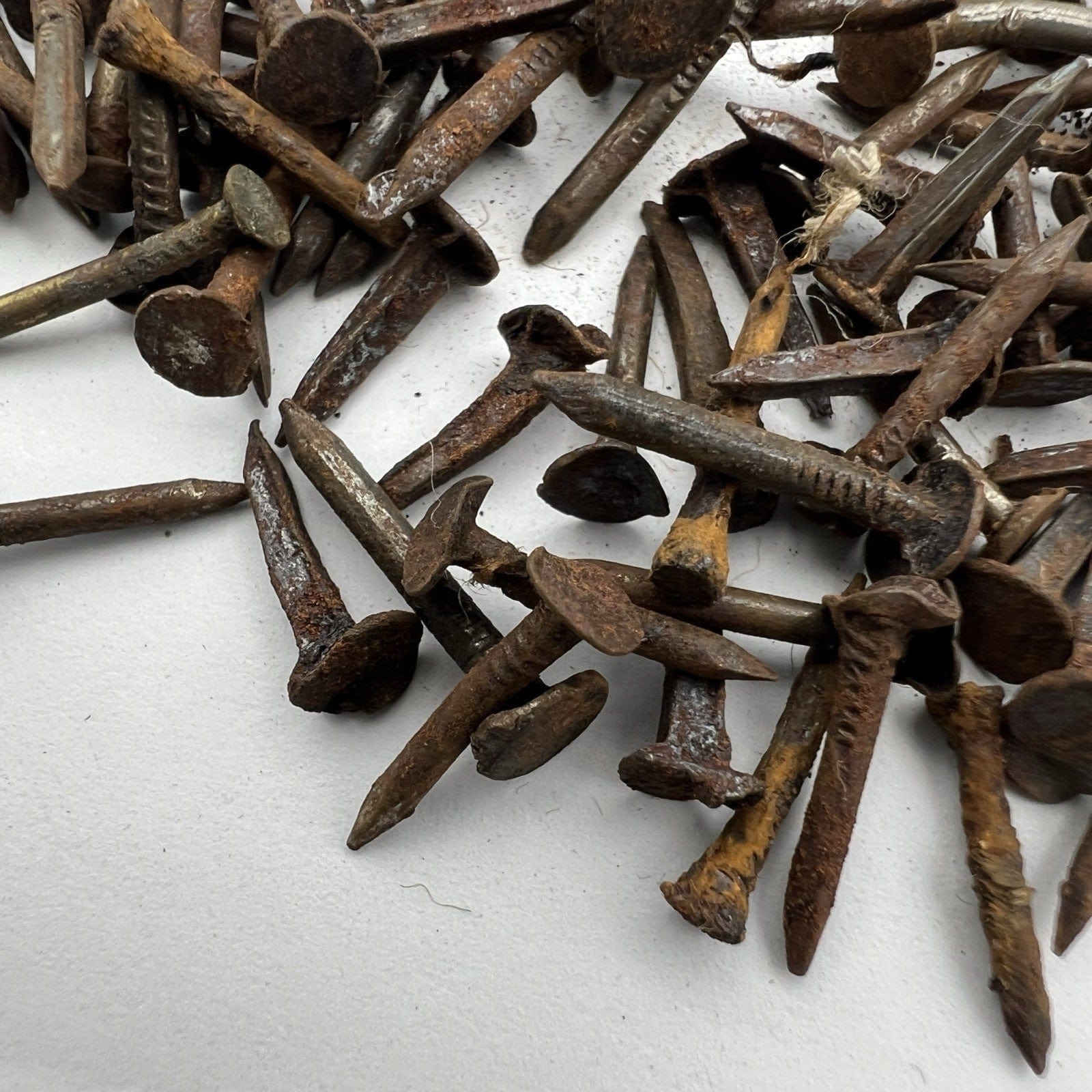 Lotto 100 chiodi antichi in ferro Misti forgiati vecchi chiodini per restauro Categoria  Accessori & Ferramenta d'epoca