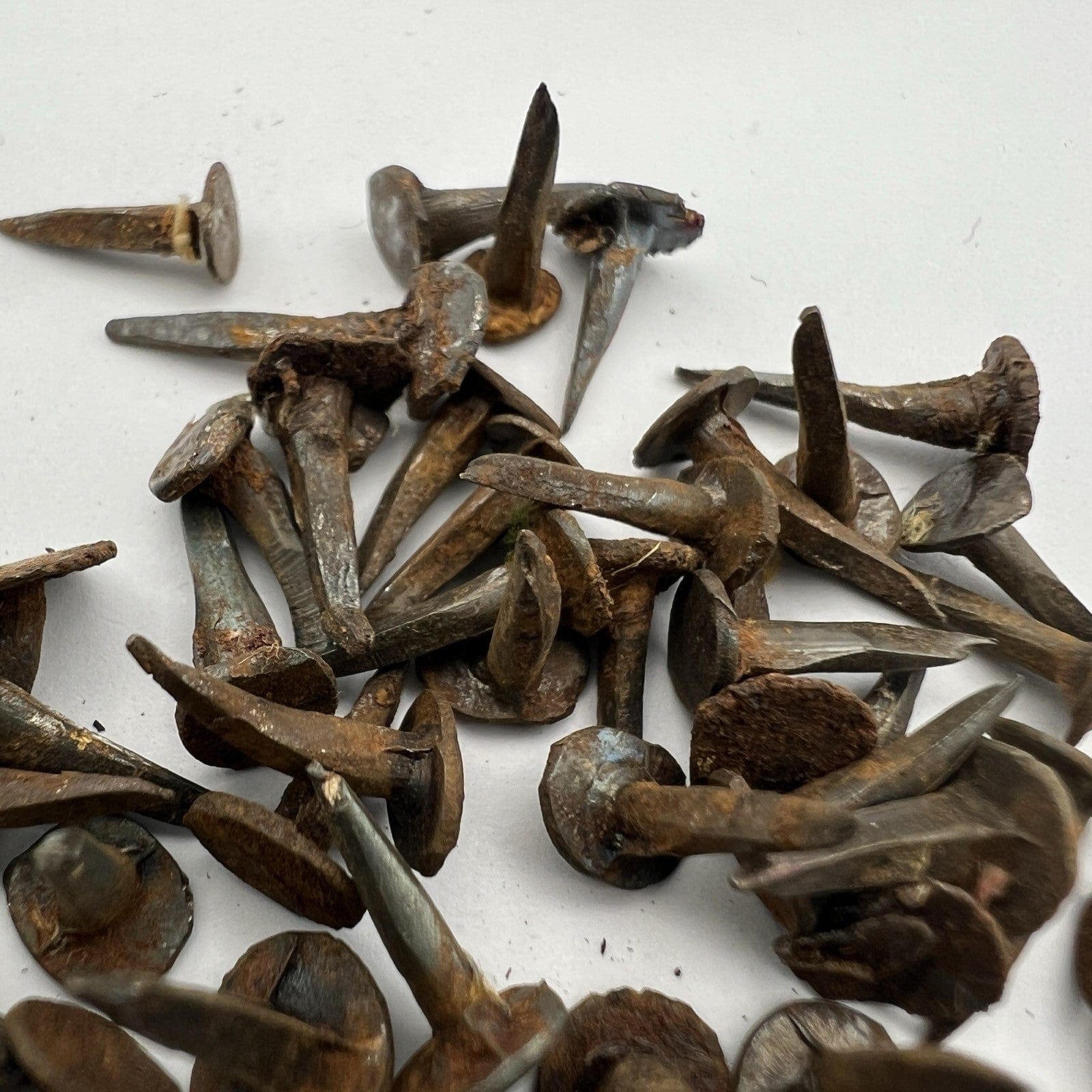 Lotto 50 chiodi antichi in ferro battuto forgiati vecchi chiodini per restauro L Categoria  Accessori & Ferramenta d'epoca