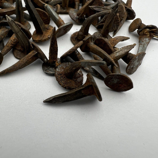 Lotto 50 chiodi antichi in ferro battuto forgiati vecchi chiodini per restauro L Categoria  Accessori & Ferramenta d'epoca