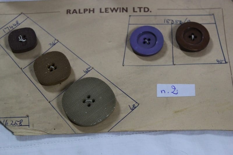 LOTTO DI BOTTONI ORIGINALI INGLESI RALPH LEWIN VECCHIO BOTTONE GIOIELLO Categoria  Bigiotteria & Accessori