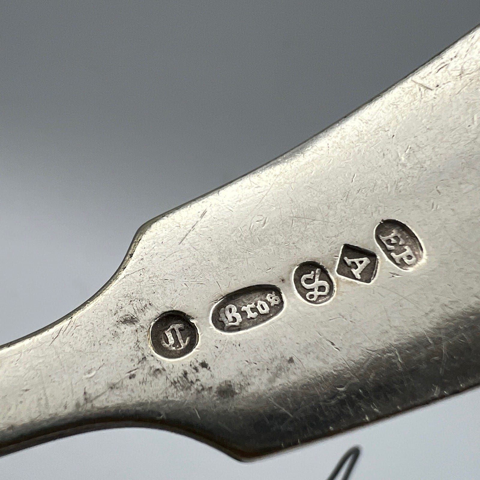 Mestolo antico in argento silver plated da salsa mestolino inglese Lettera V Categoria  Sheffield & Argento