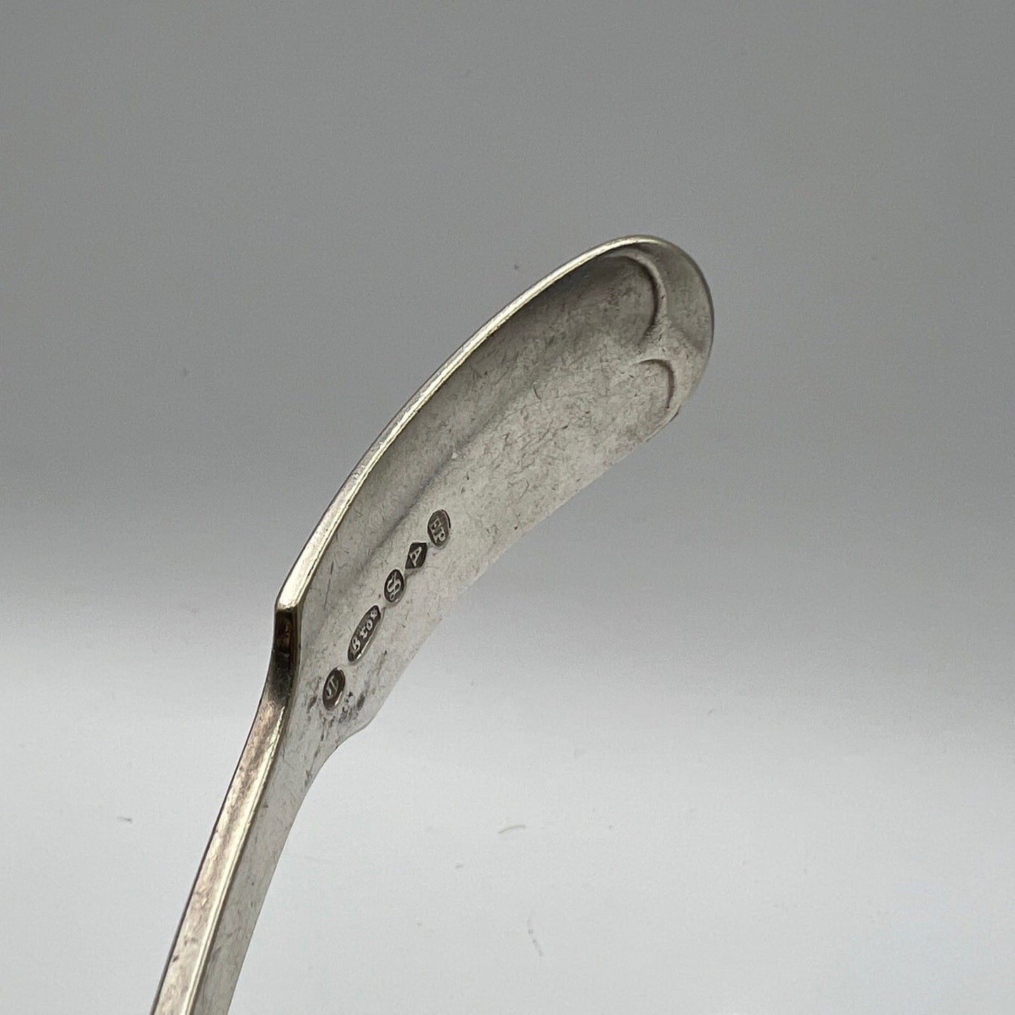 Mestolo antico in argento silver plated da salsa mestolino inglese Lettera V Categoria  Sheffield & Argento