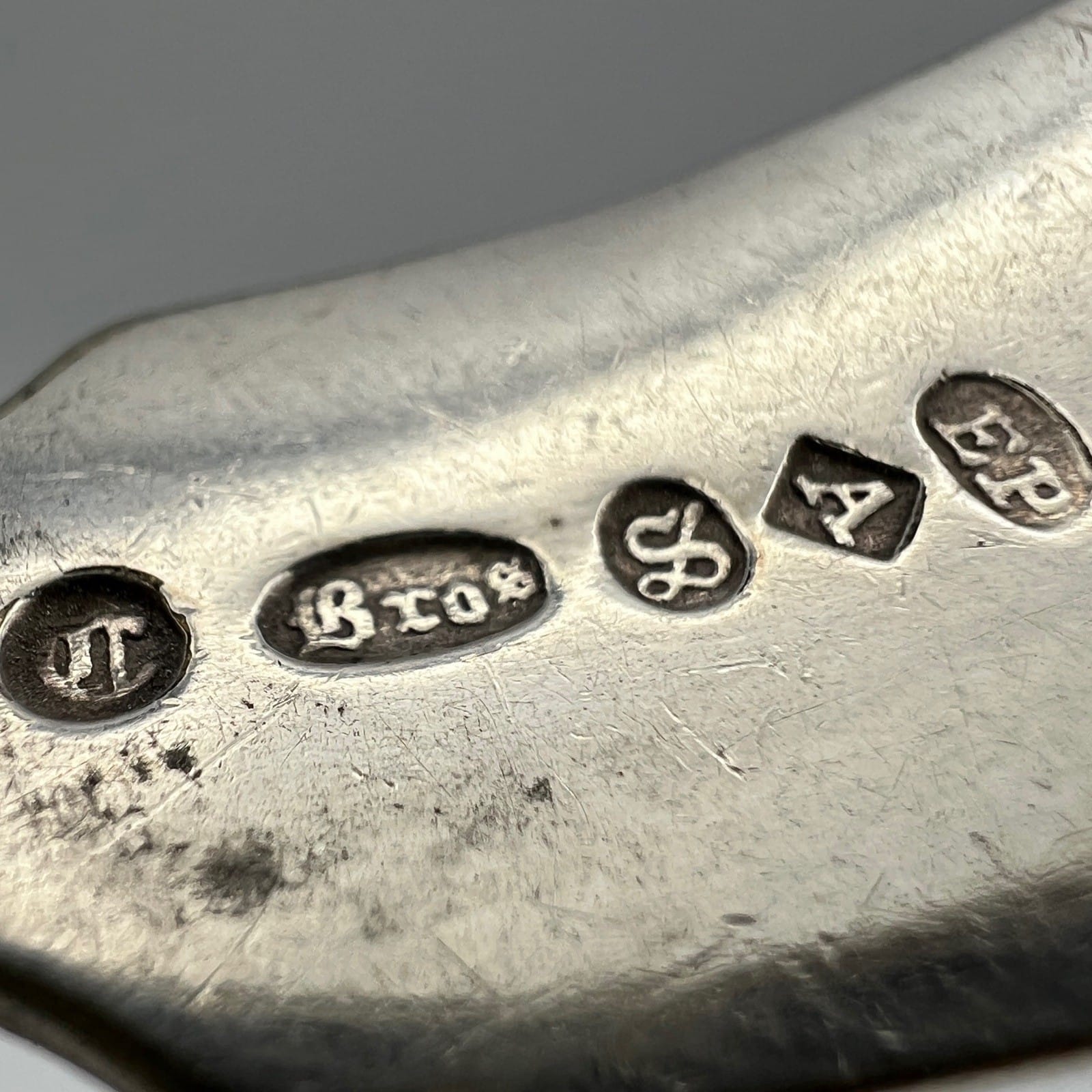 Mestolo antico in argento silver plated da salsa mestolino inglese Lettera V Categoria  Sheffield & Argento