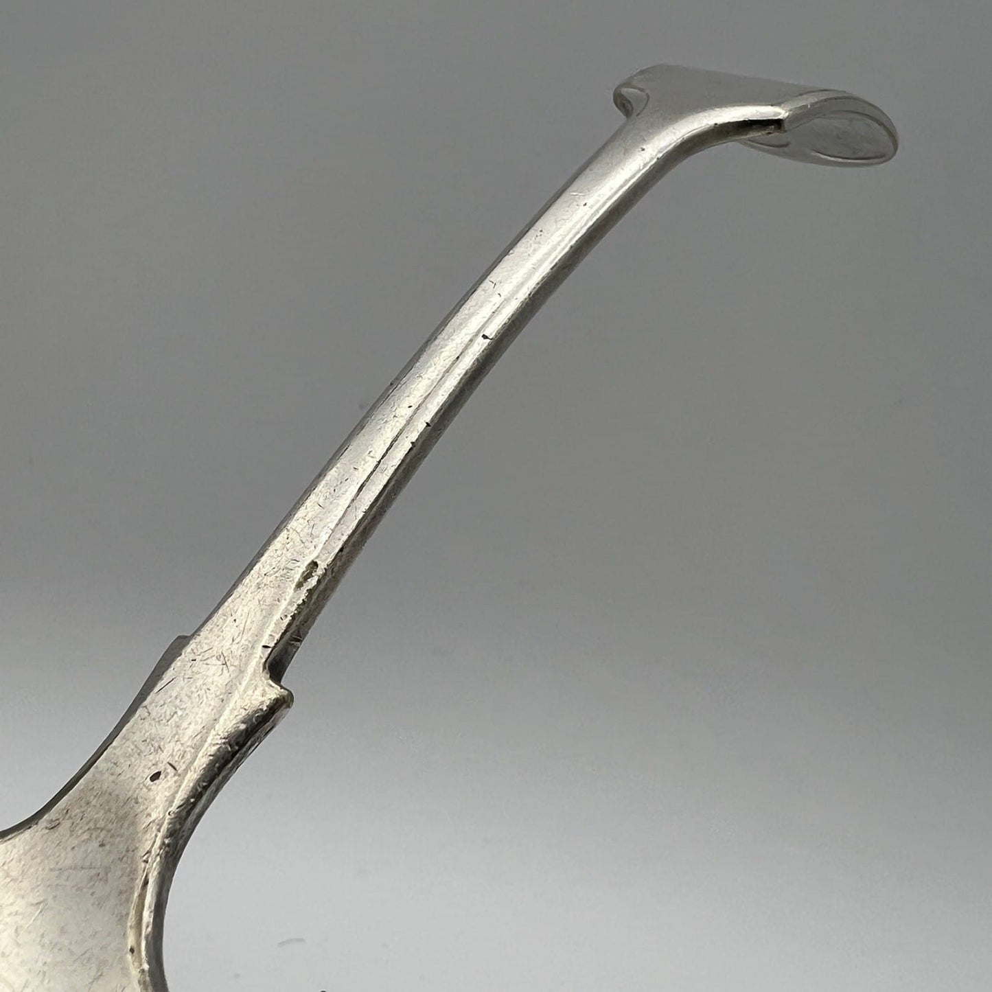 Mestolo antico in argento silver plated da salsa mestolino inglese Lettera V Categoria  Sheffield & Argento