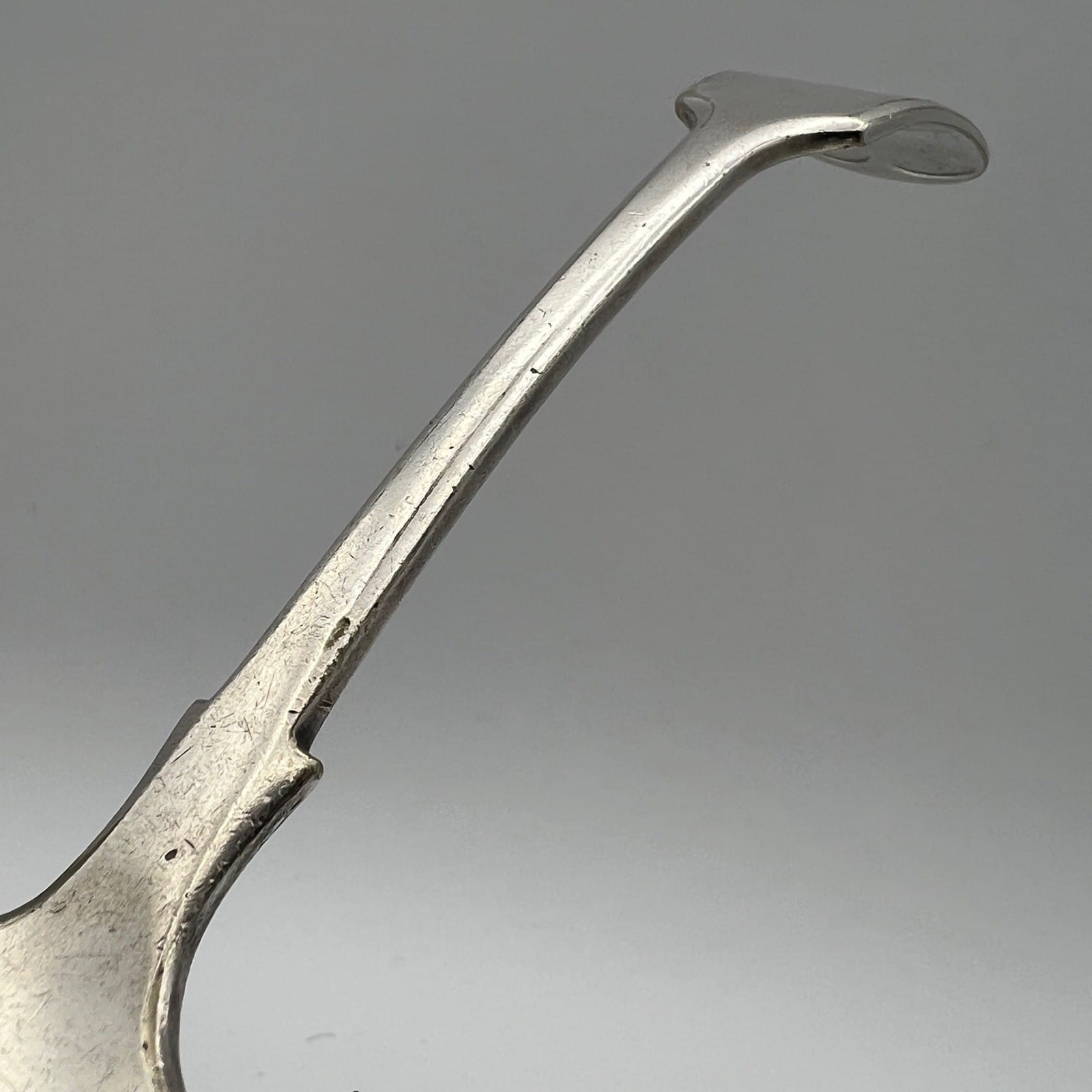 Mestolo antico in argento silver plated da salsa mestolino inglese Lettera V Categoria  Sheffield & Argento