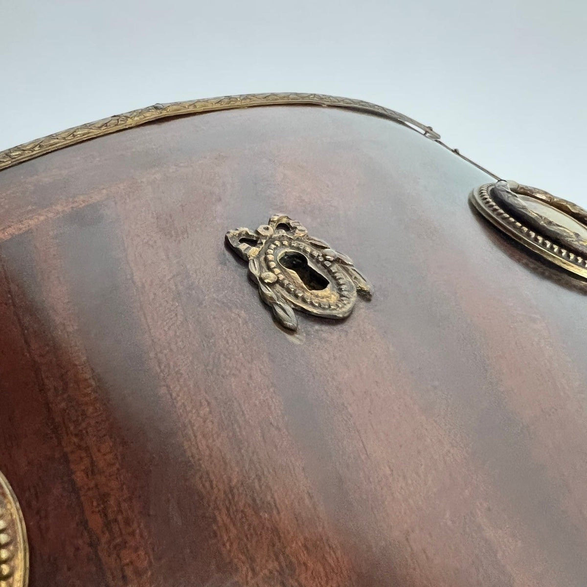 Mobile consolle da ingresso Mezzaluna antico Comoncino bombato stile Luigi XVI Categoria  Tavoli - tavolinetti