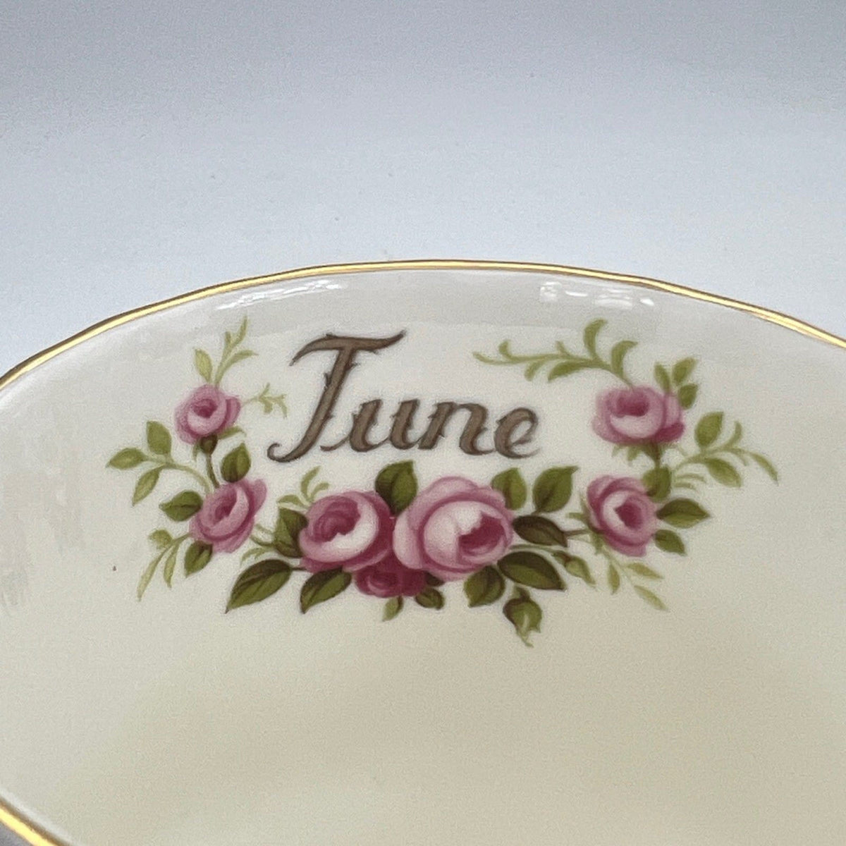 Mug Tazza in porcellana Royal Albert con mese di GIUGNO Flower of the Month 900 Categoria  Servizio tazze - Tazze