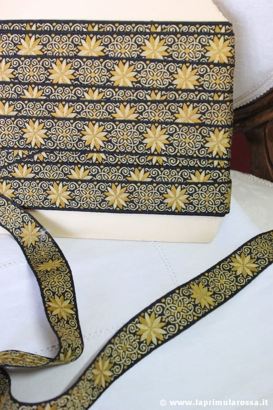NASTRO DI PASSAMANERIA D'EPOCA COLORE NERO E FIORI SENAPE PER BORDURA Categoria  Corredo Pizzi e Tessuti