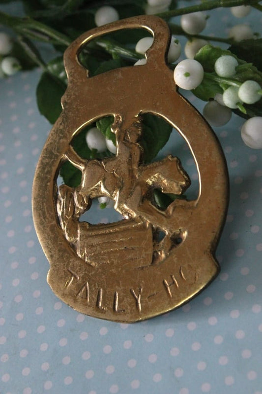 ORNAMENTO D'EPOCA  CON  CAVALLO IN OTTONE  FINIMENTO DA COLLEZIONE HORSE BRASS Categoria  Finimenti per cavalli
