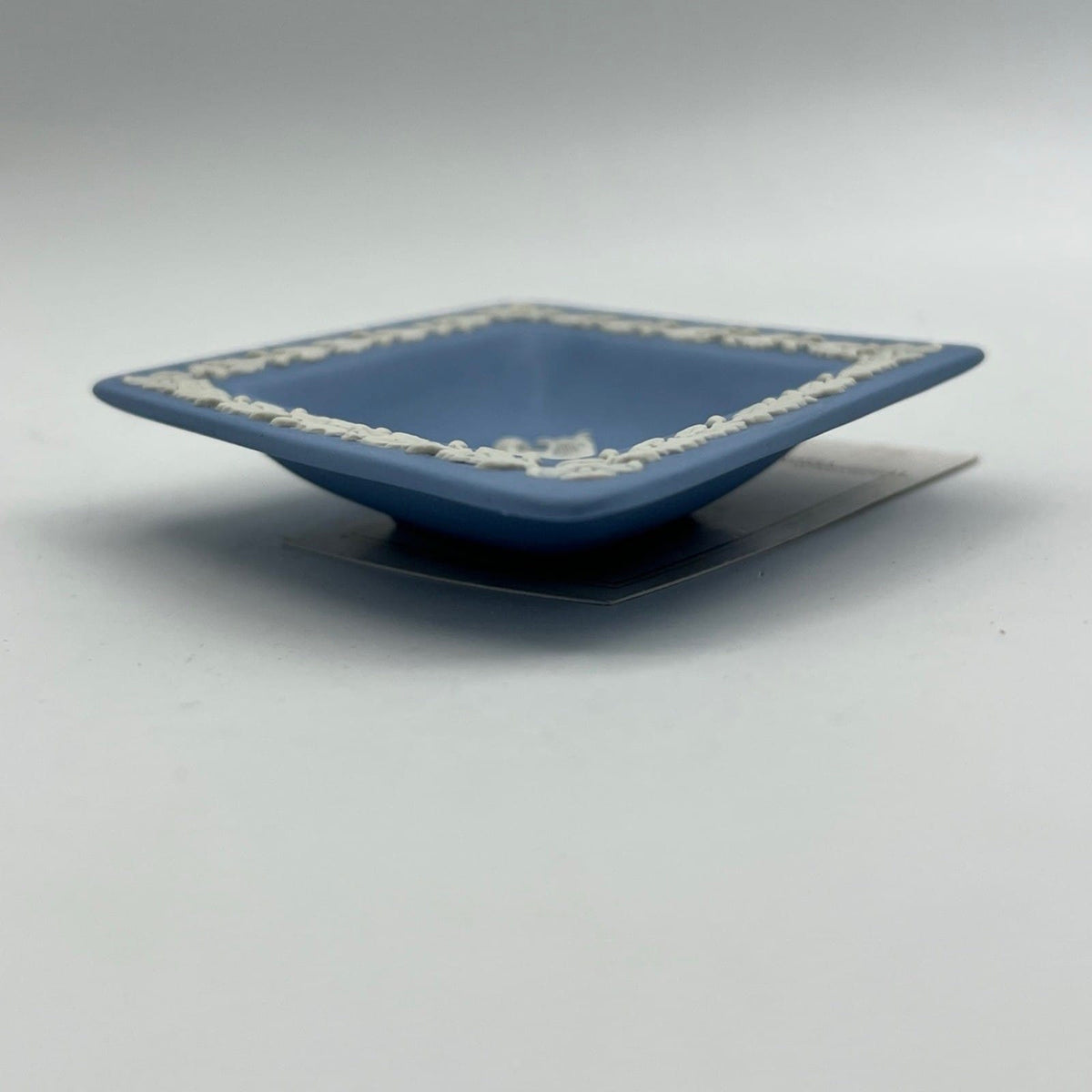 Piattino in porcellana Inglese Wedgwood Celeste Azzurro in stile Neoclassico Categoria  Piatti e Piattini