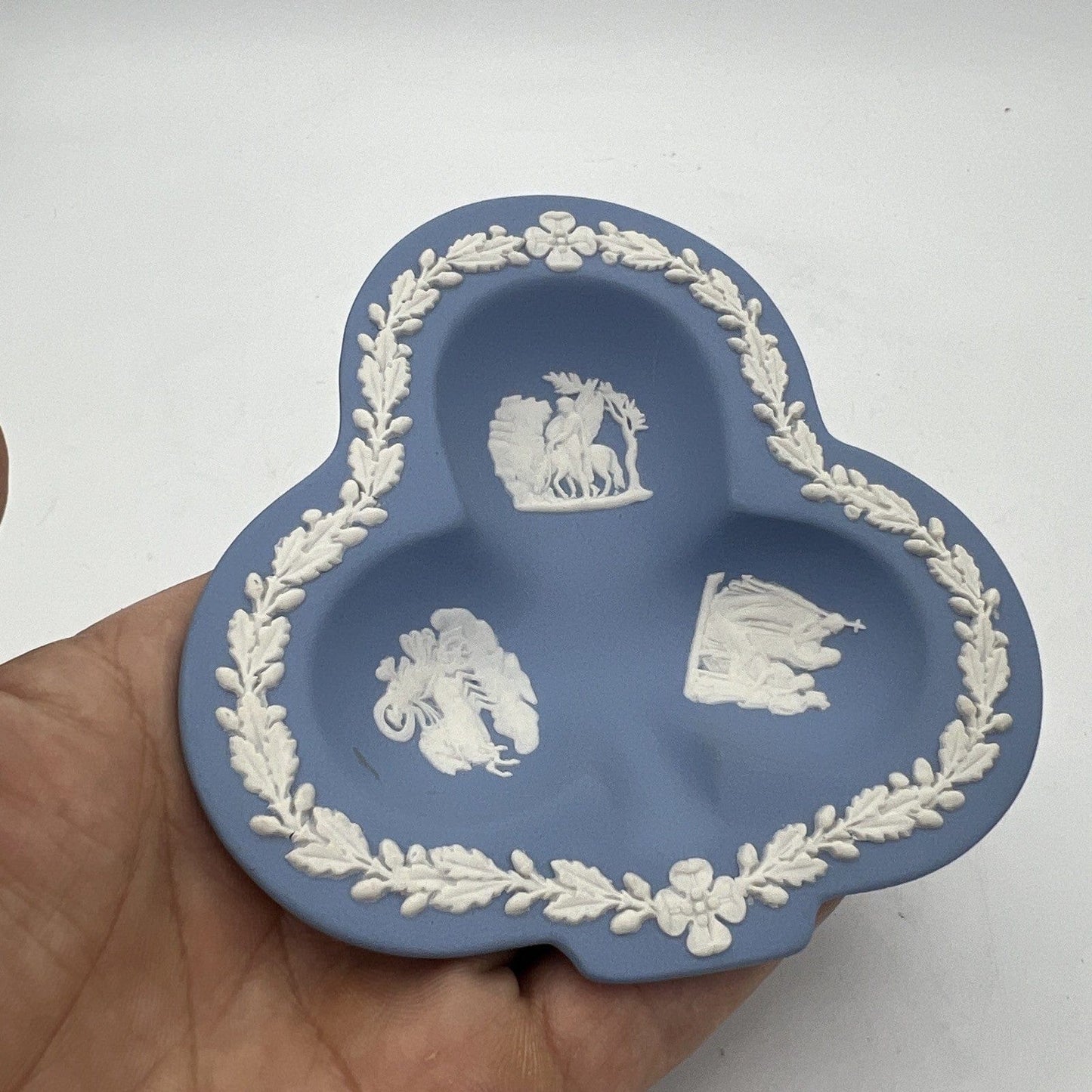 Piattino in porcellana Inglese Wedgwood Celeste Azzurro Vintage Trifoglio 1977 Categoria  Vasi e Portafiori