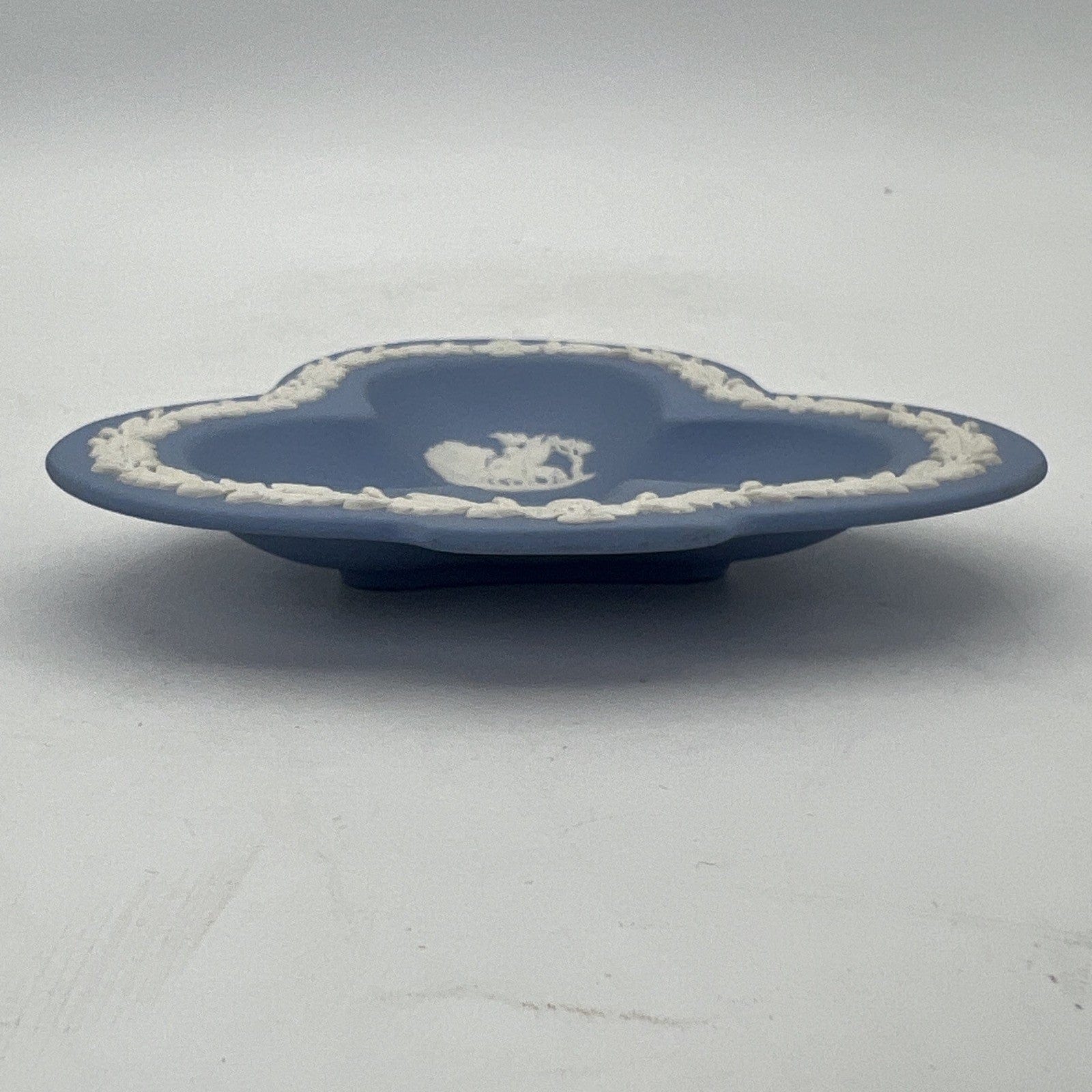 Piattino in porcellana Inglese Wedgwood Celeste Azzurro Vintage Trifoglio 1977 Categoria  Vasi e Portafiori