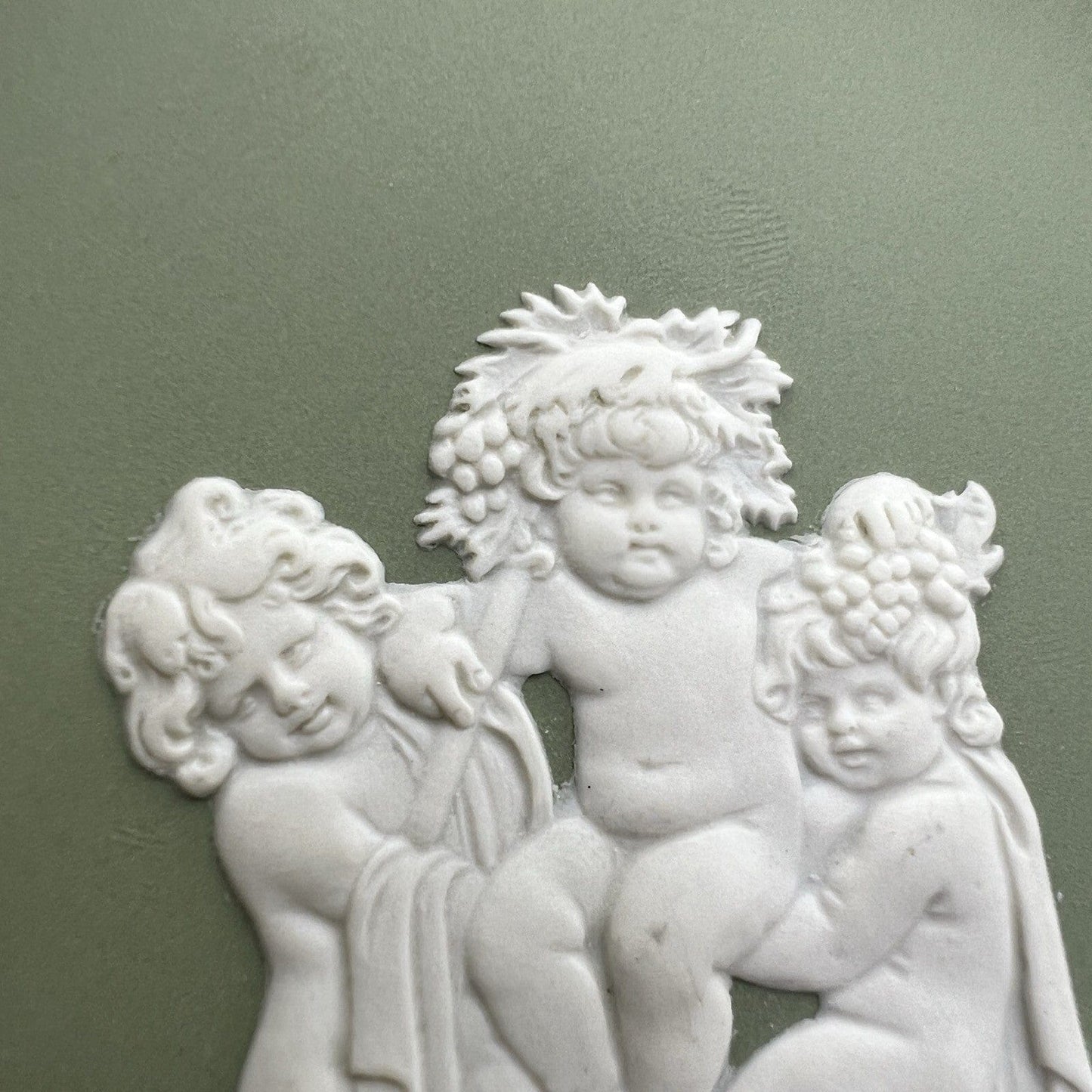 Piattino in porcellana Inglese Wedgwood verde Vintage stile neoclassico 900 Categoria  Vasi e Portafiori